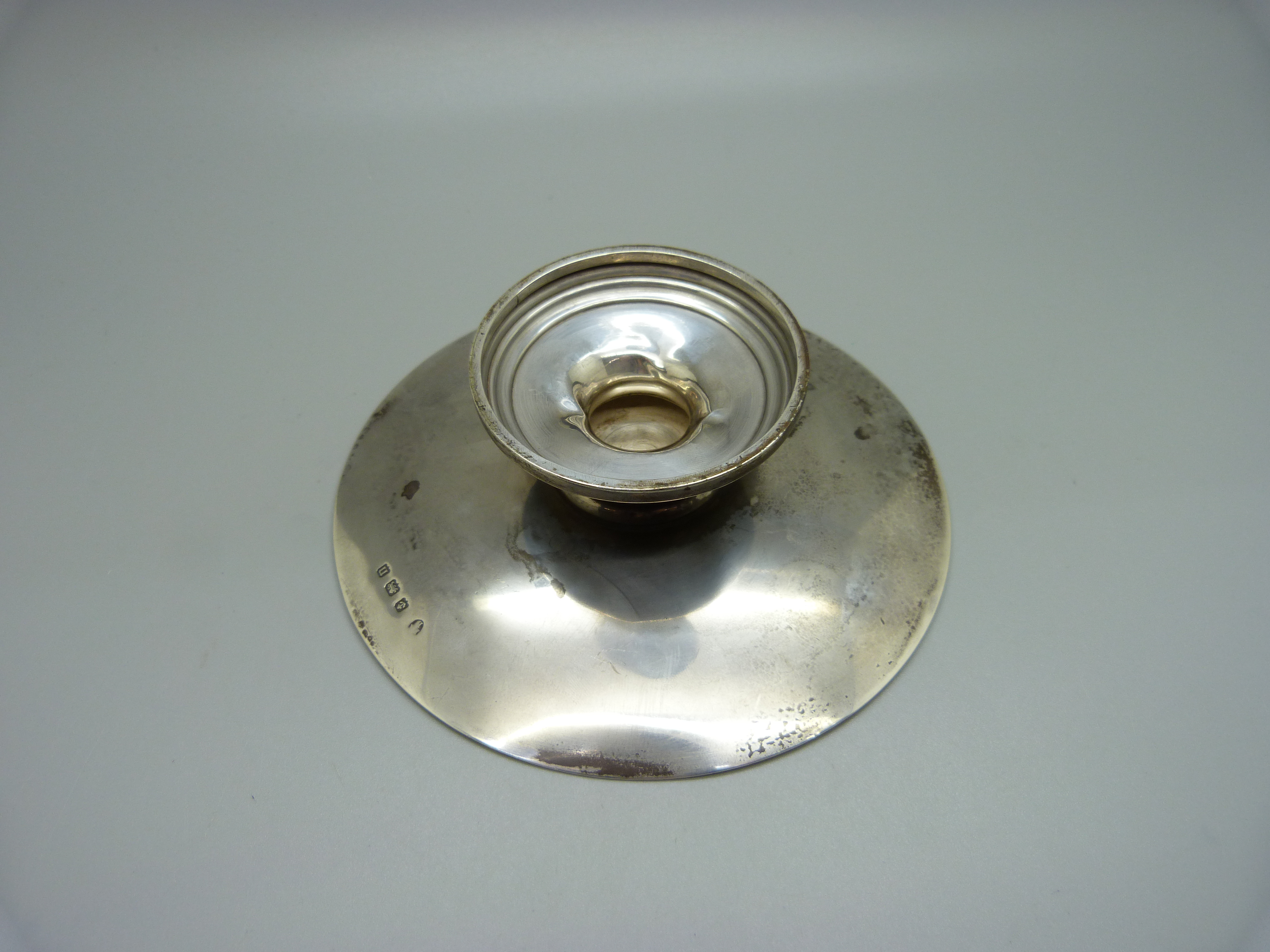 A silver dish, Birmingham 1912, 147g, diameter 132mm, base/foot dented - Image 3 of 5