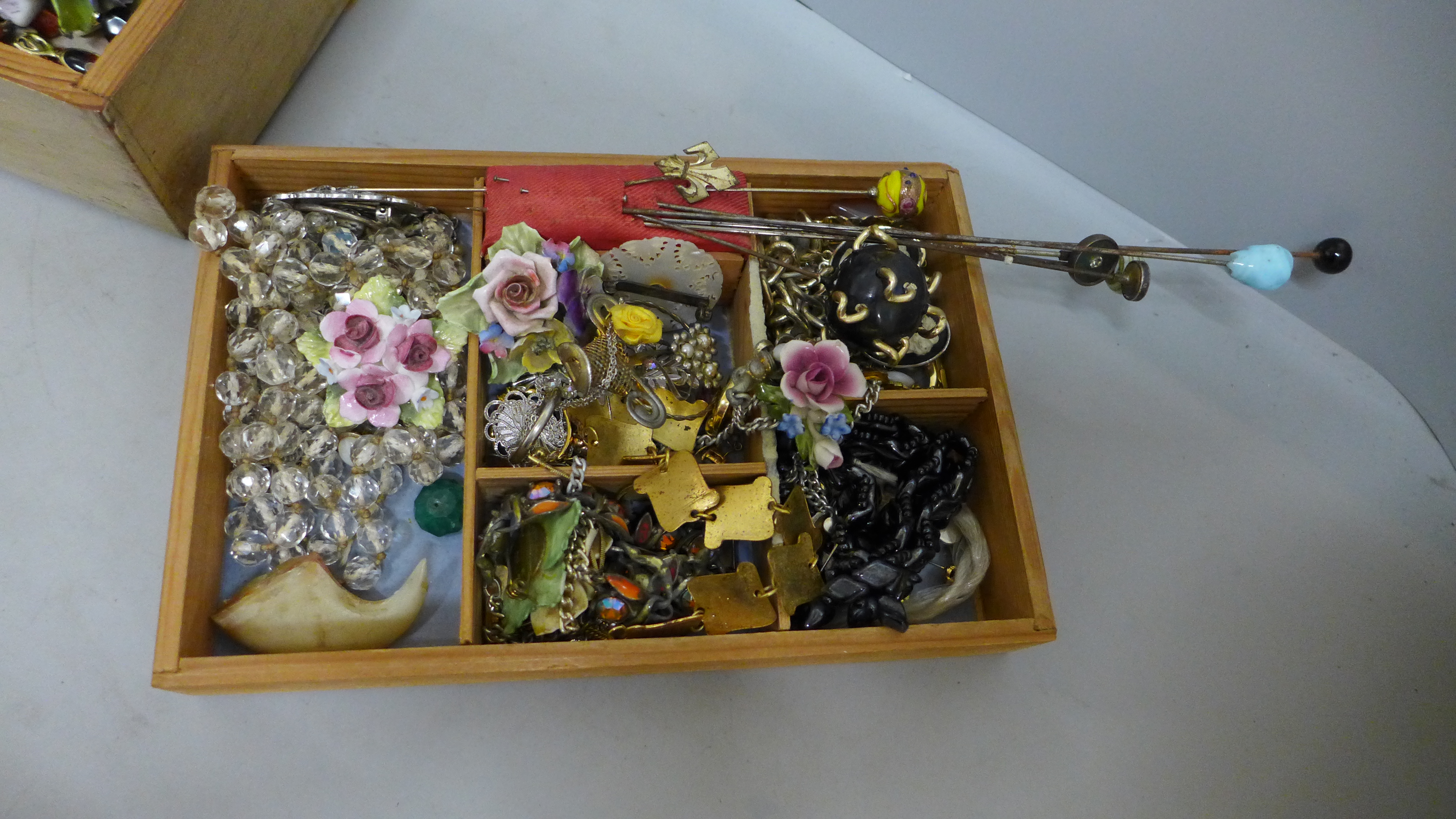 A box of costume jewellery - Image 3 of 3