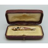 A Victorian 9ct gold agate set Scottish dirk brooch, lacking thistle top, boxed, 1.5g, metal pin