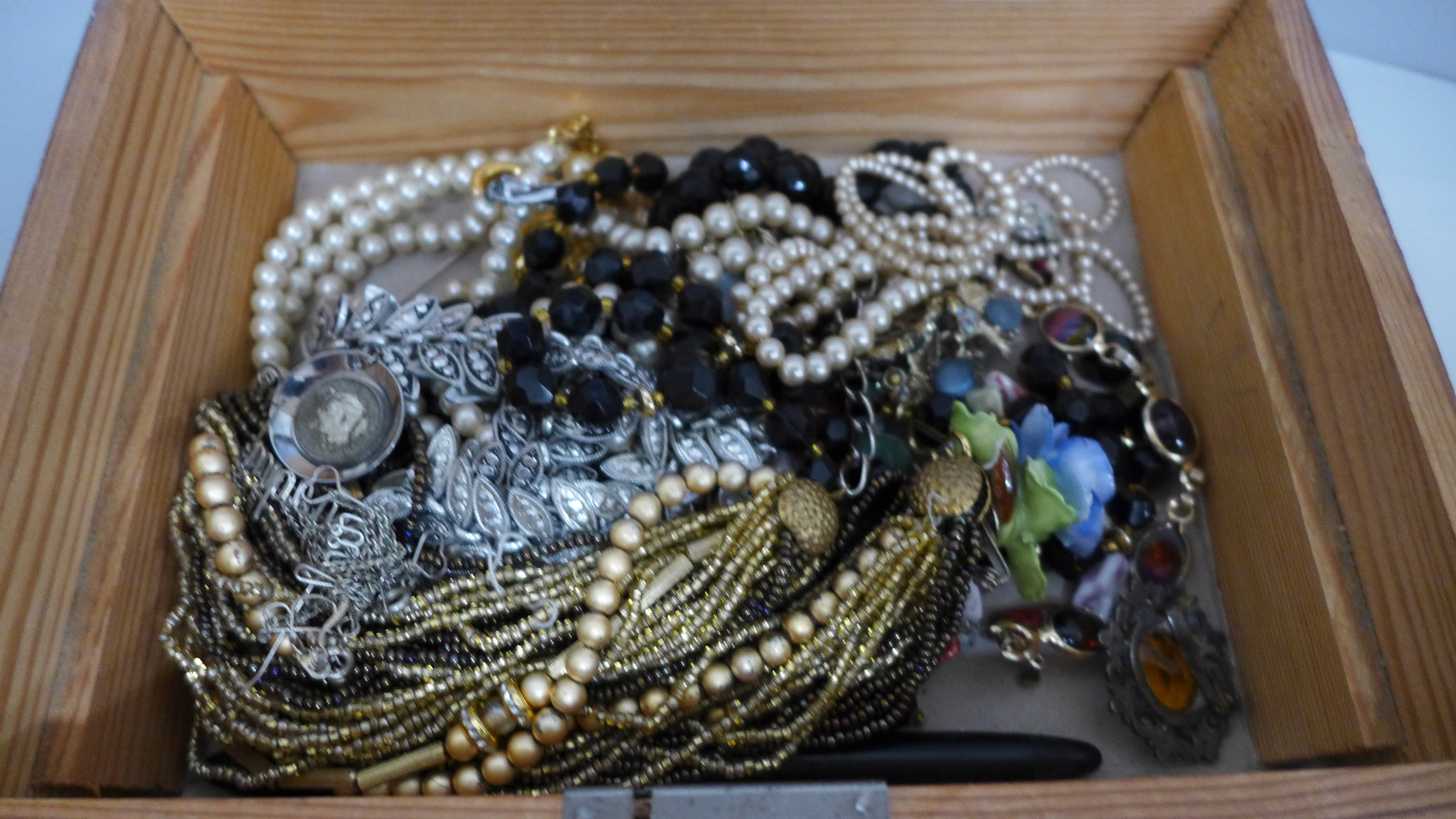 A box of costume jewellery - Image 2 of 3