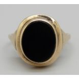 A 9ct gold onyx set ring, 3.2g, P