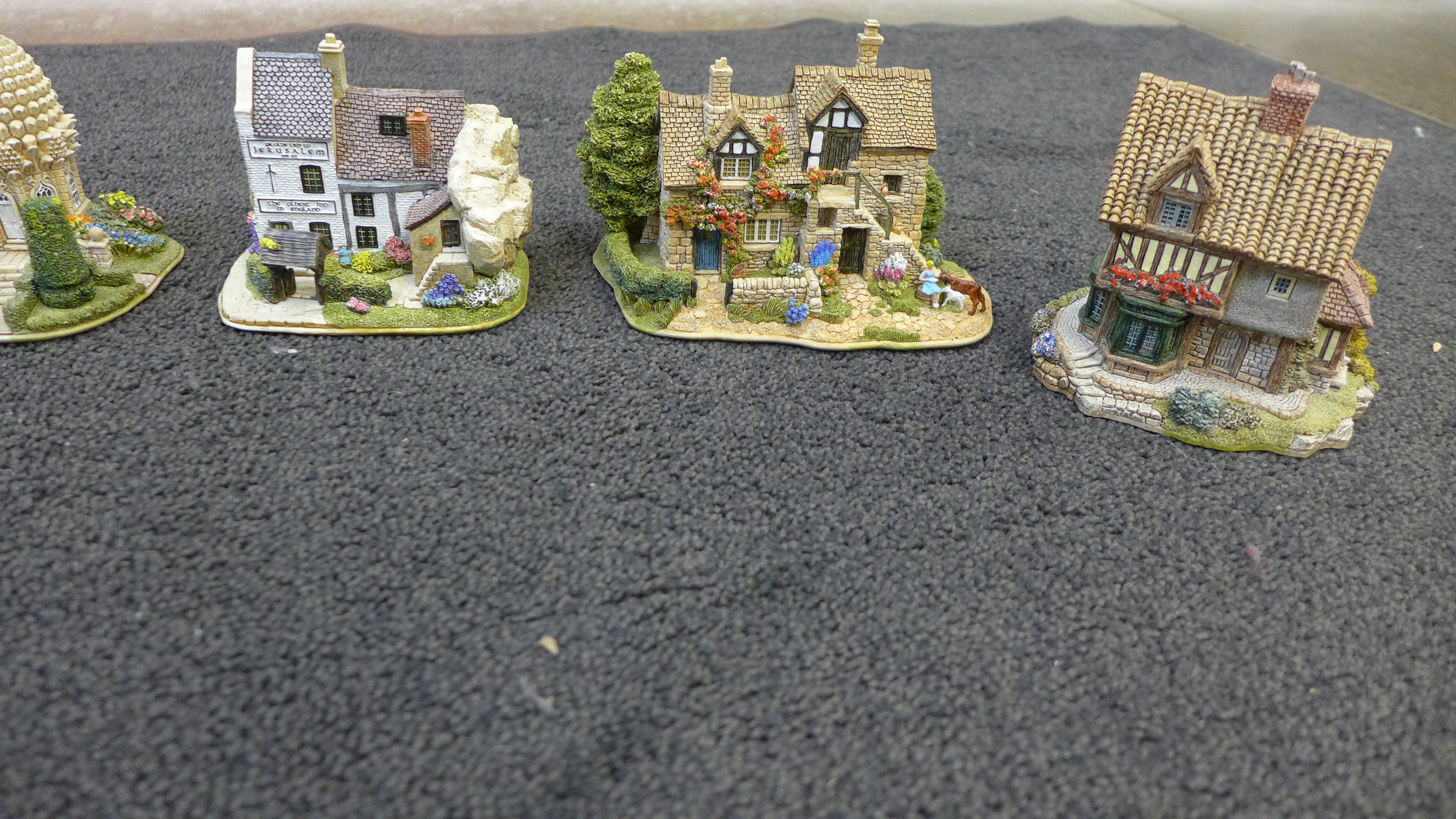 Nine Lilliput Lane models including Cowslip Cottage **PLEASE NOTE THIS LOT IS NOT ELIGIBLE FOR - Image 3 of 3