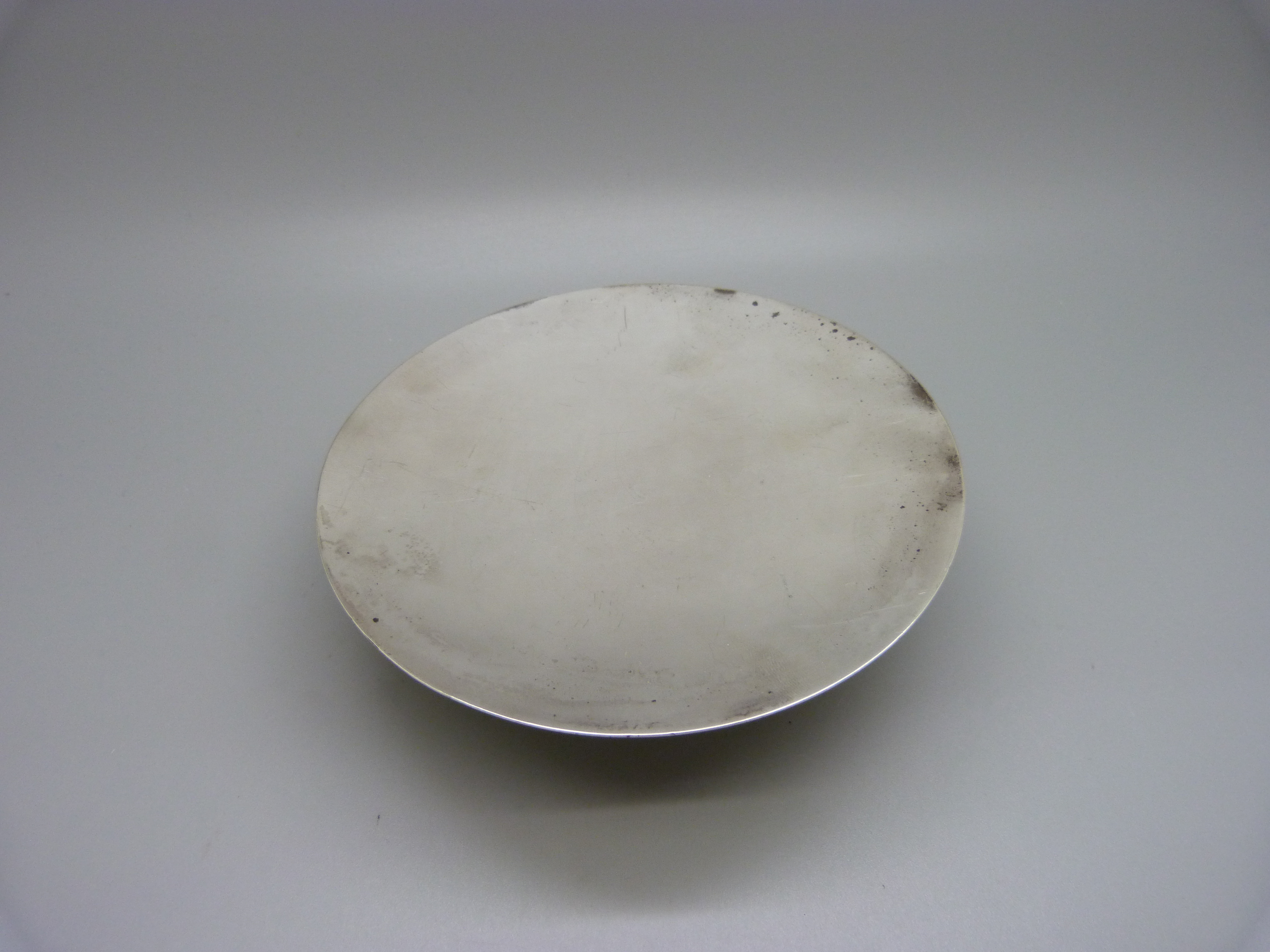 A silver dish, Birmingham 1912, 147g, diameter 132mm, base/foot dented - Image 2 of 5
