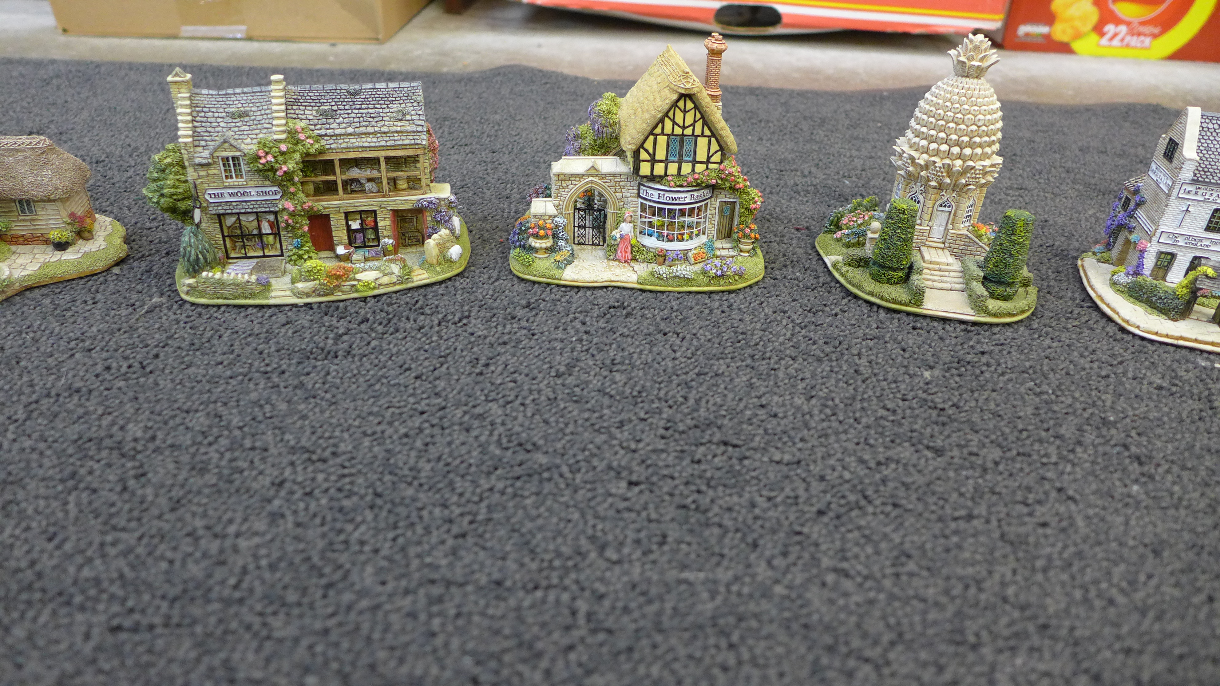 Nine Lilliput Lane models including Cowslip Cottage **PLEASE NOTE THIS LOT IS NOT ELIGIBLE FOR - Image 2 of 3