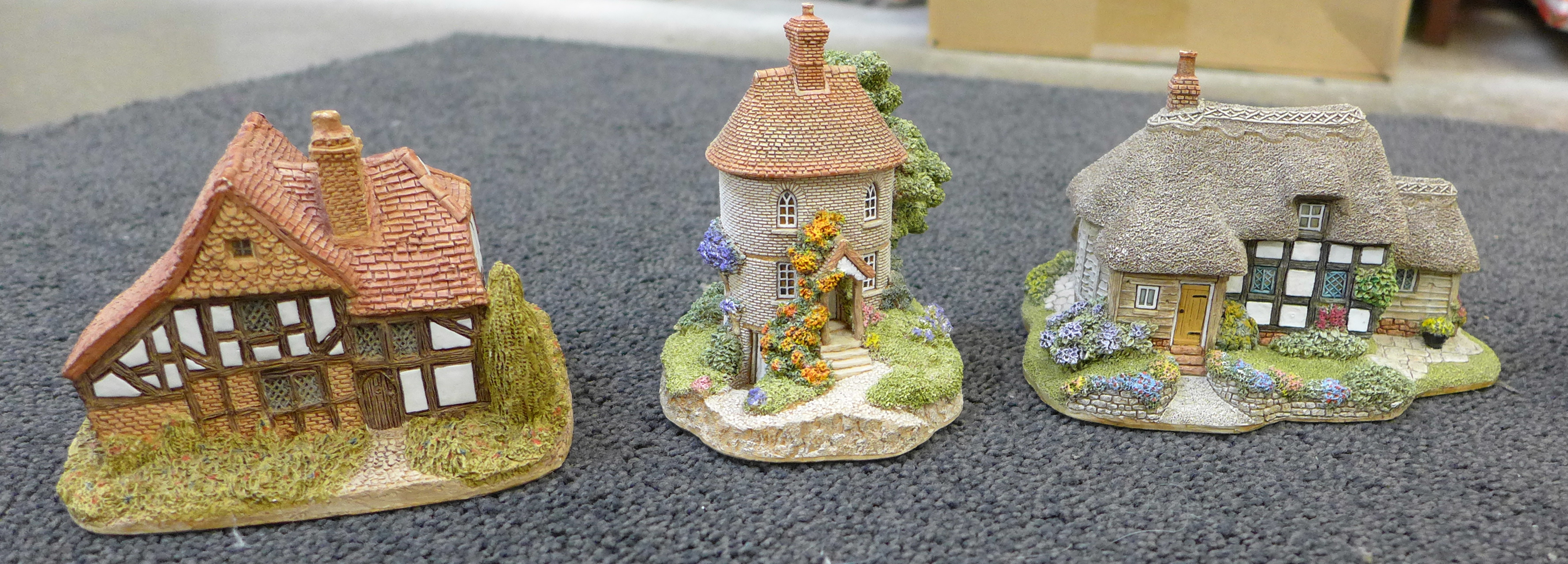 Nine Lilliput Lane models including Cowslip Cottage **PLEASE NOTE THIS LOT IS NOT ELIGIBLE FOR