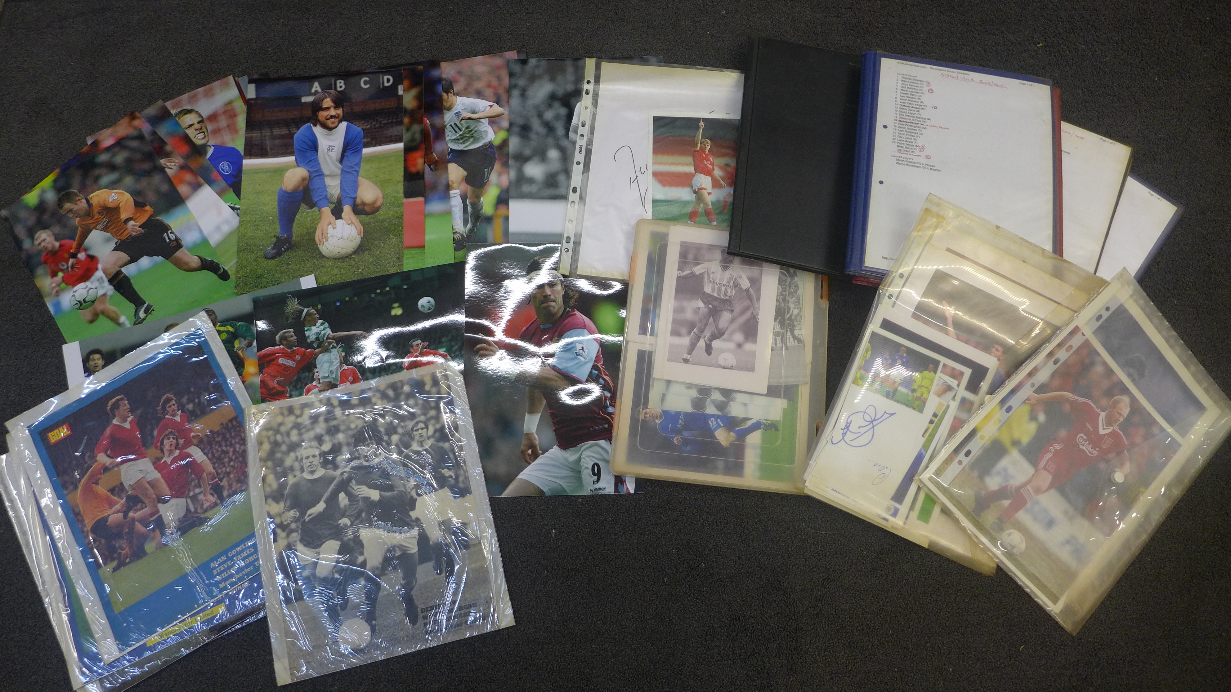 A large quantity of loose autographs from former footballers, predominantly football league and a