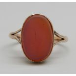 A 9ct rose gold and agate signet ring, 2.5g, R