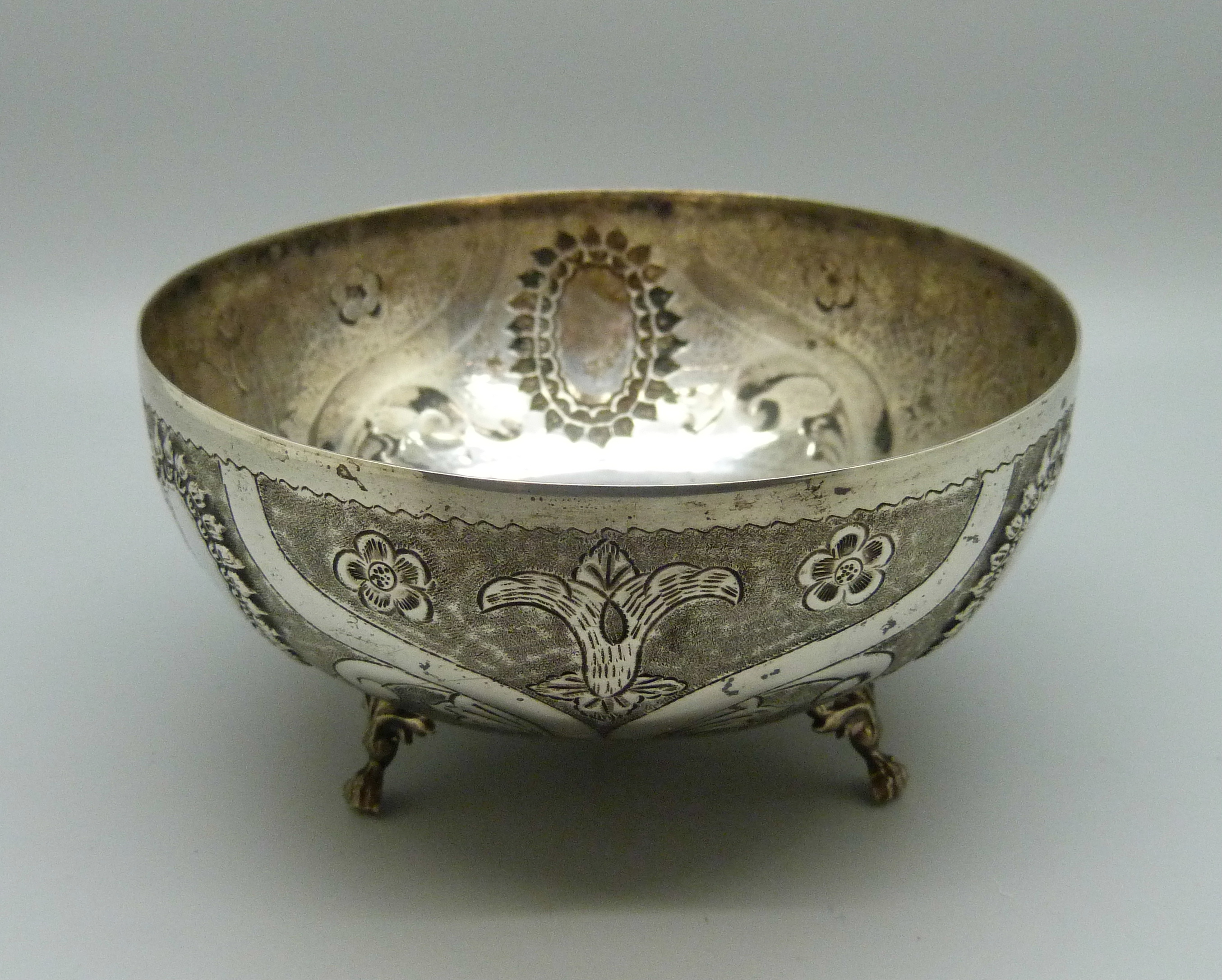 A white metal footed bowl, marked 830, 112g, 118mm in diameter