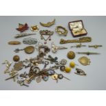 A collection of vintage jewellery, some a/f