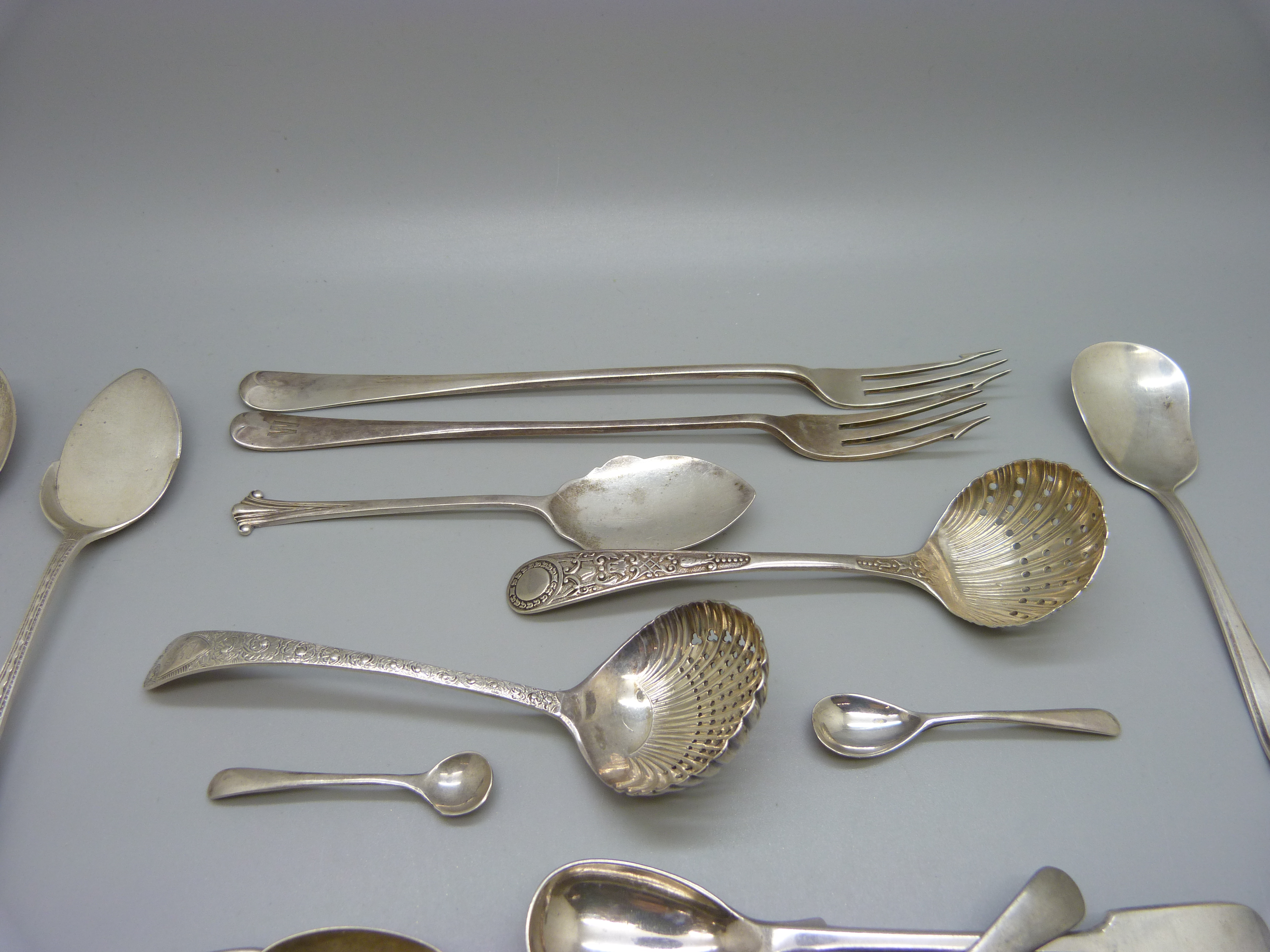 Two silver sifter spoons, two silver pickle forks, six other silver spoons and plated ware, silver - Bild 2 aus 5