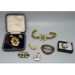 A collection of vintage jewellery