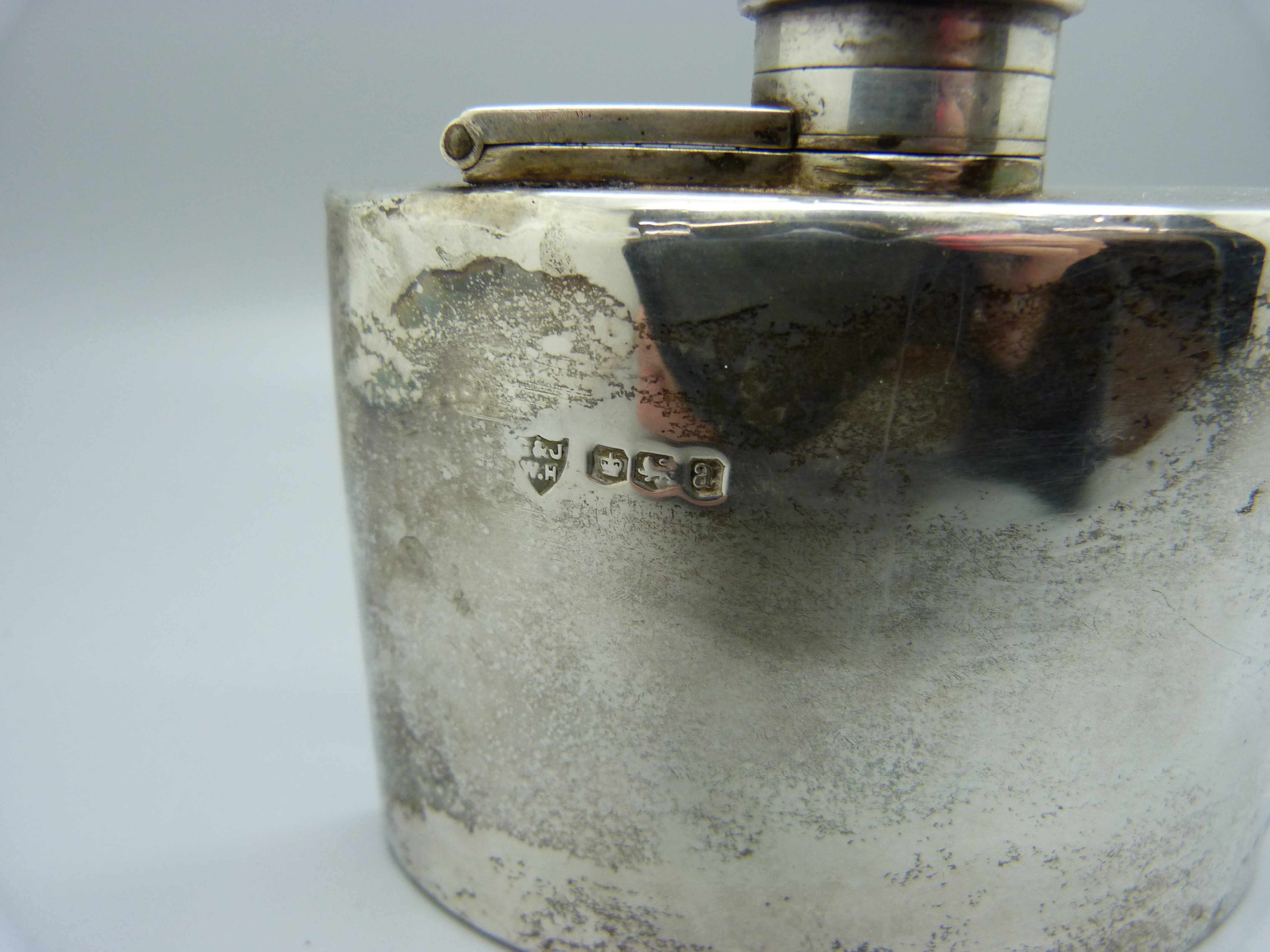 A silver spirit flask, Sheffield 1918, 123g, marked 1/4 PT - Image 4 of 4