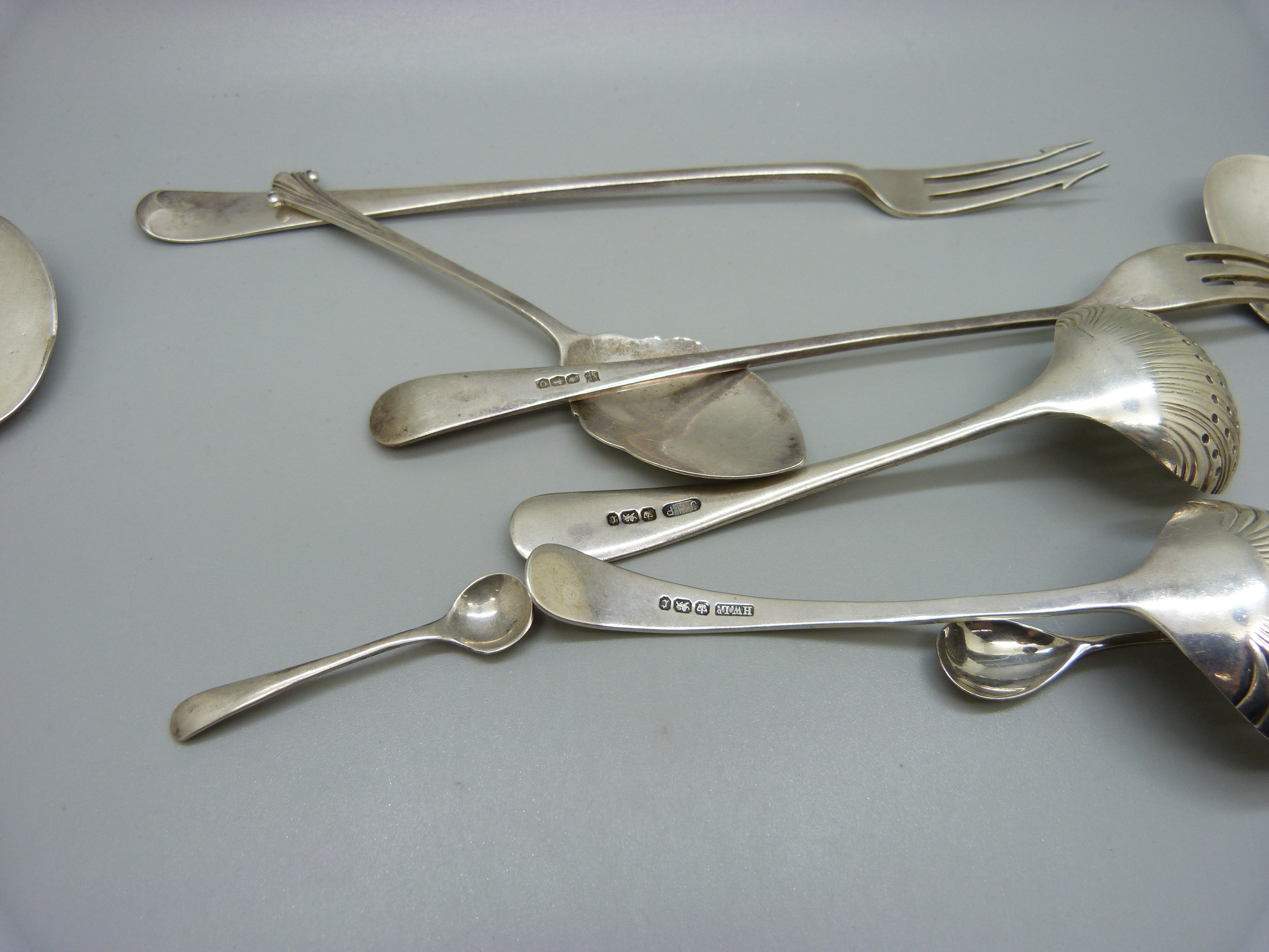 Two silver sifter spoons, two silver pickle forks, six other silver spoons and plated ware, silver - Bild 5 aus 5