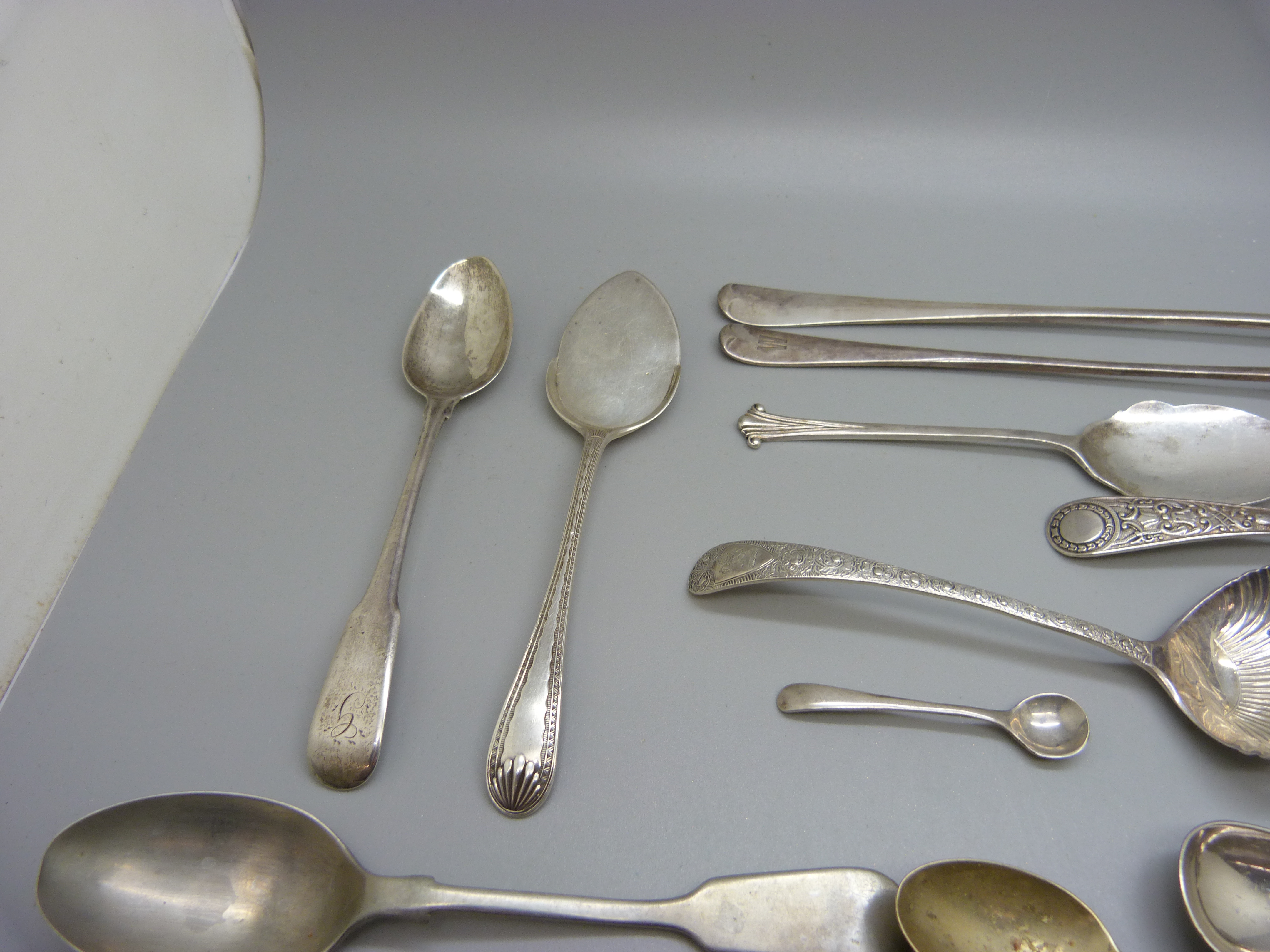 Two silver sifter spoons, two silver pickle forks, six other silver spoons and plated ware, silver - Bild 3 aus 5