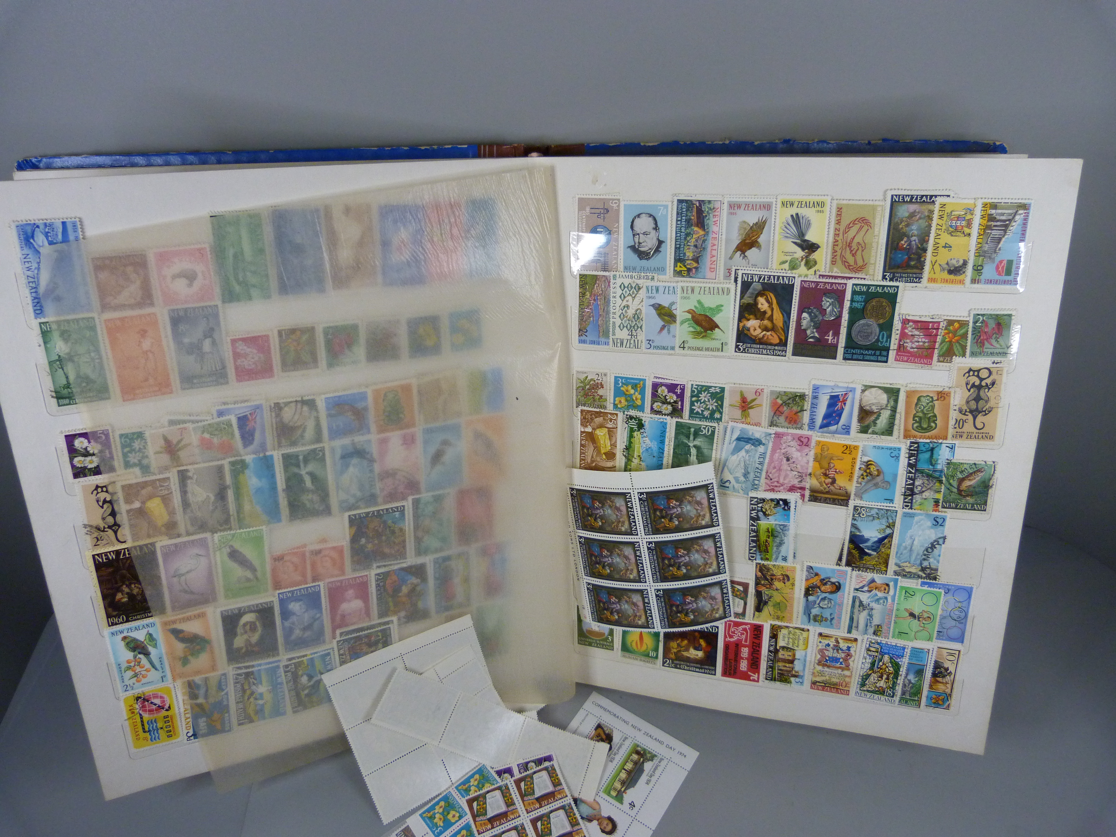 Three stamp albums, two Stanley Gibbons Silver Jubilee and an album containing New Zealand and - Bild 7 aus 7