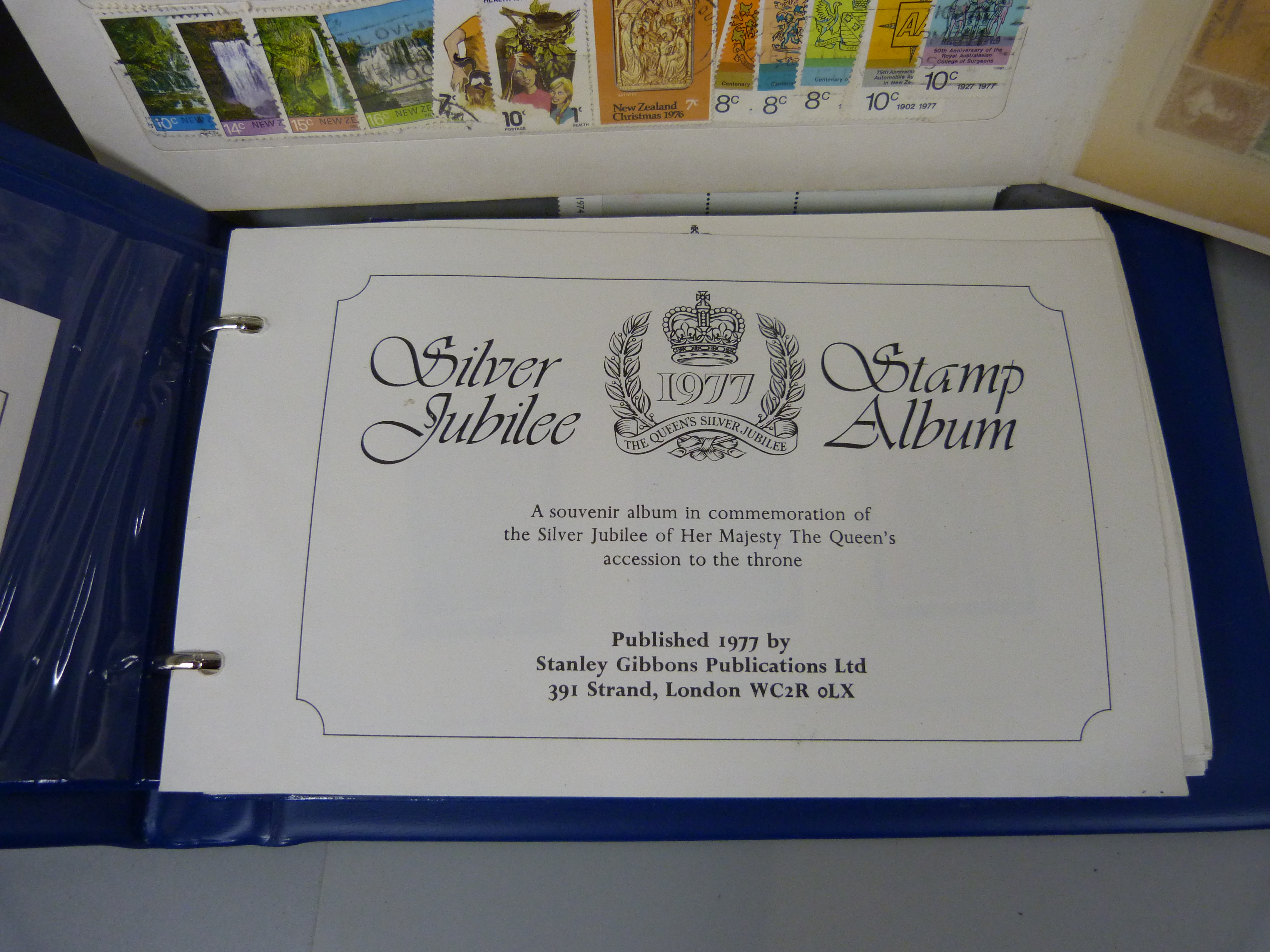 Three stamp albums, two Stanley Gibbons Silver Jubilee and an album containing New Zealand and - Bild 5 aus 7