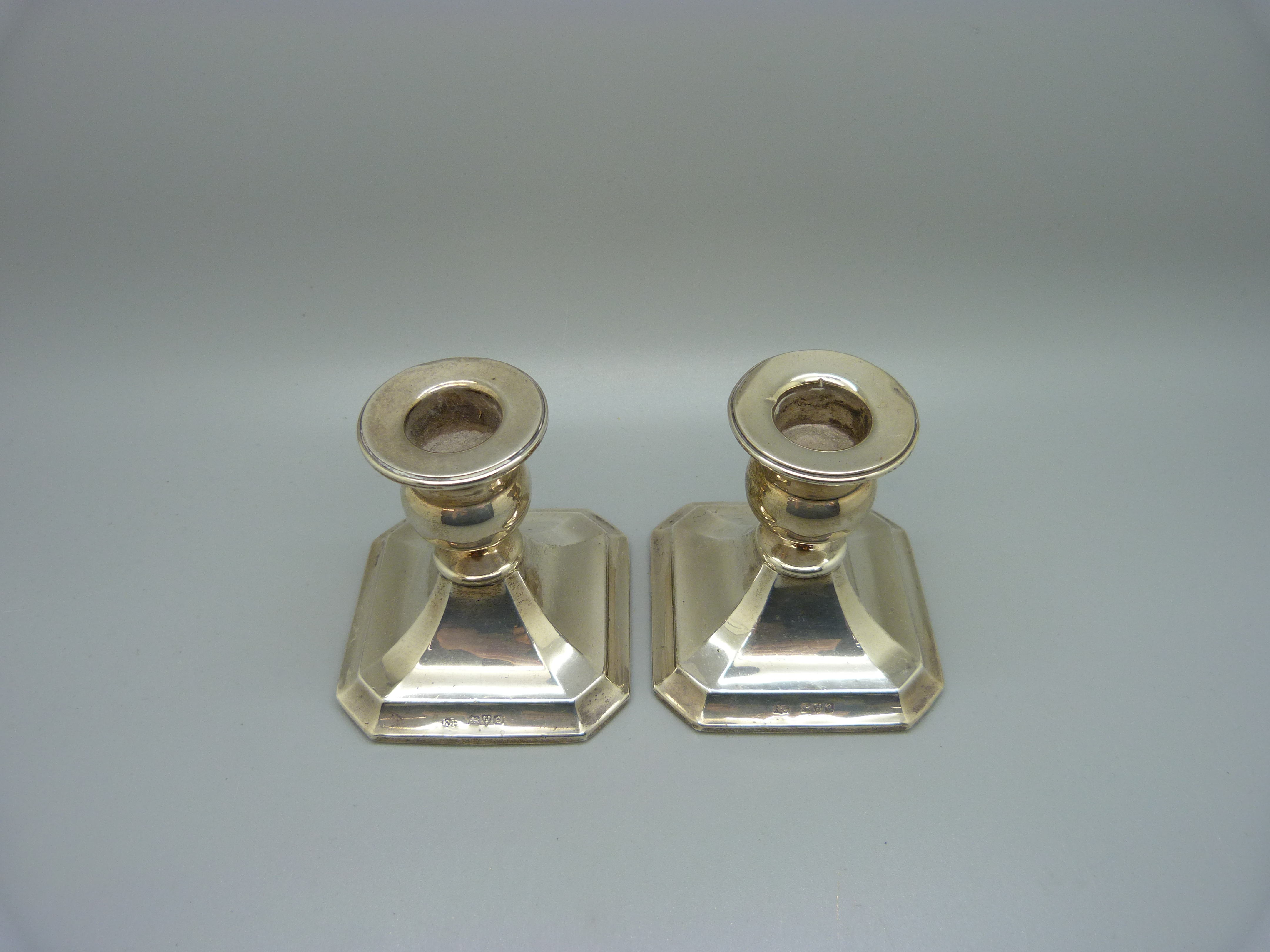 A pair of small silver candlesticks, Chester 1930 - Bild 2 aus 3