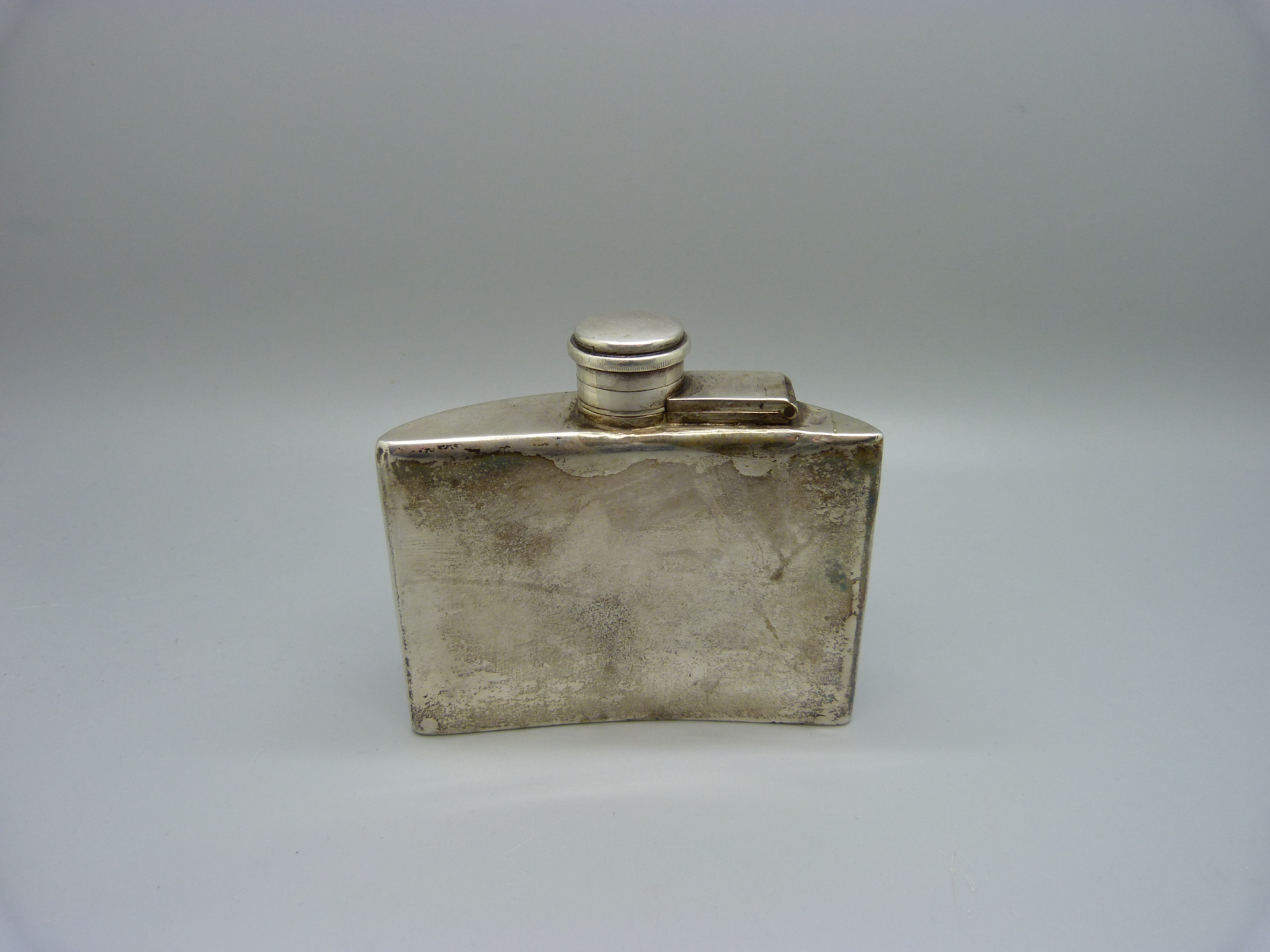 A silver spirit flask, Sheffield 1918, 123g, marked 1/4 PT - Image 2 of 4