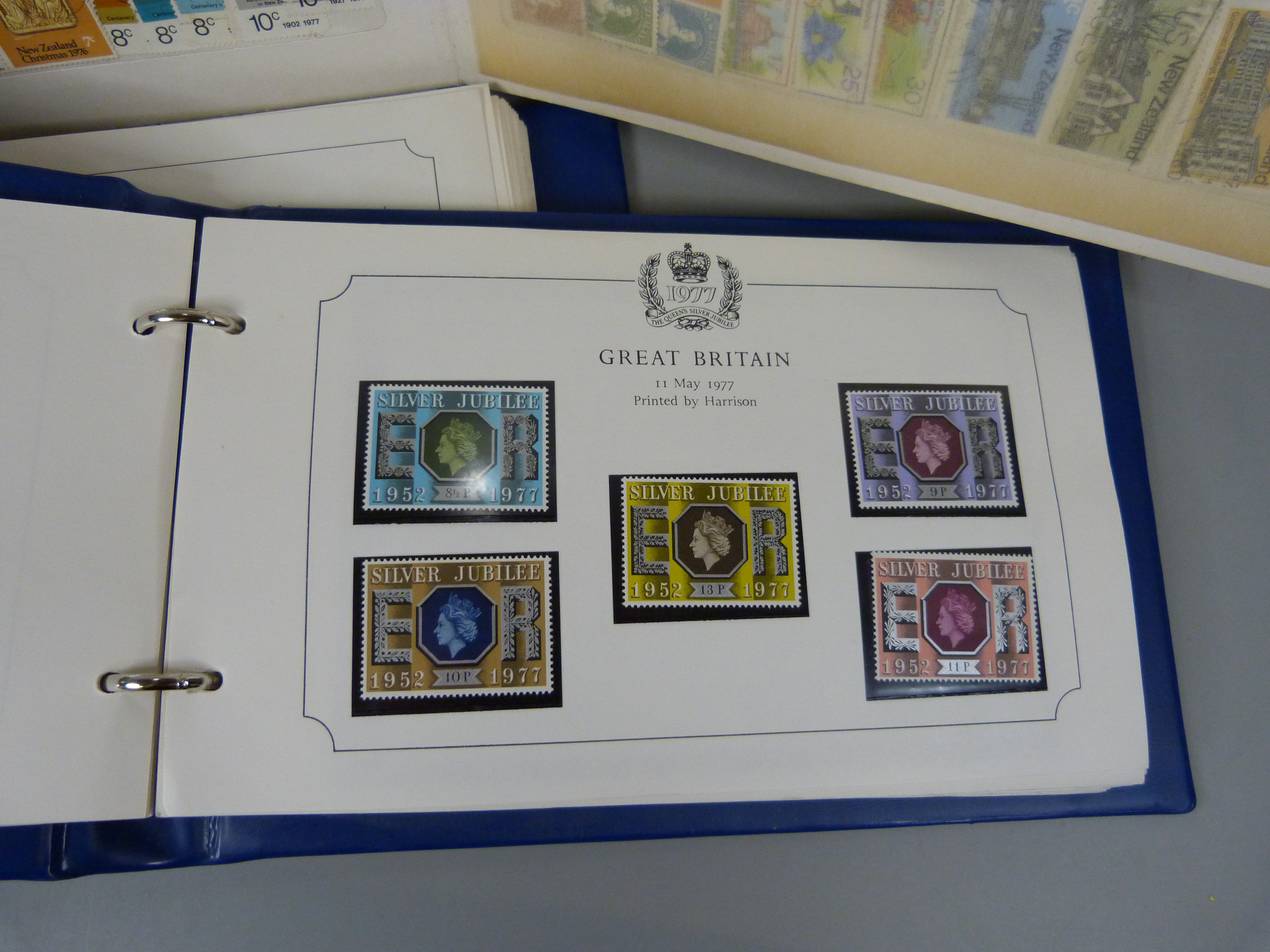 Three stamp albums, two Stanley Gibbons Silver Jubilee and an album containing New Zealand and - Bild 3 aus 7