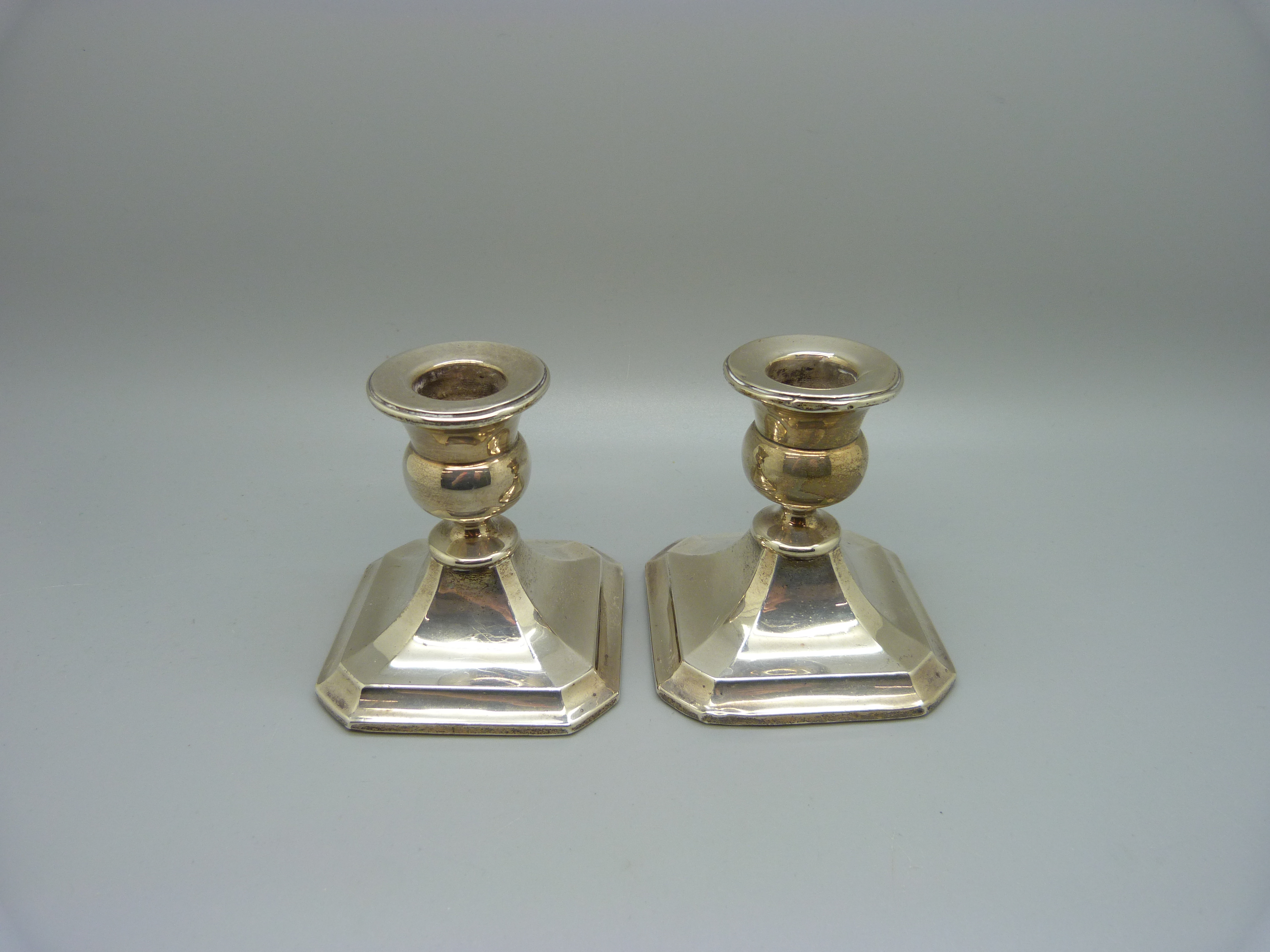 A pair of small silver candlesticks, Chester 1930 - Bild 3 aus 3