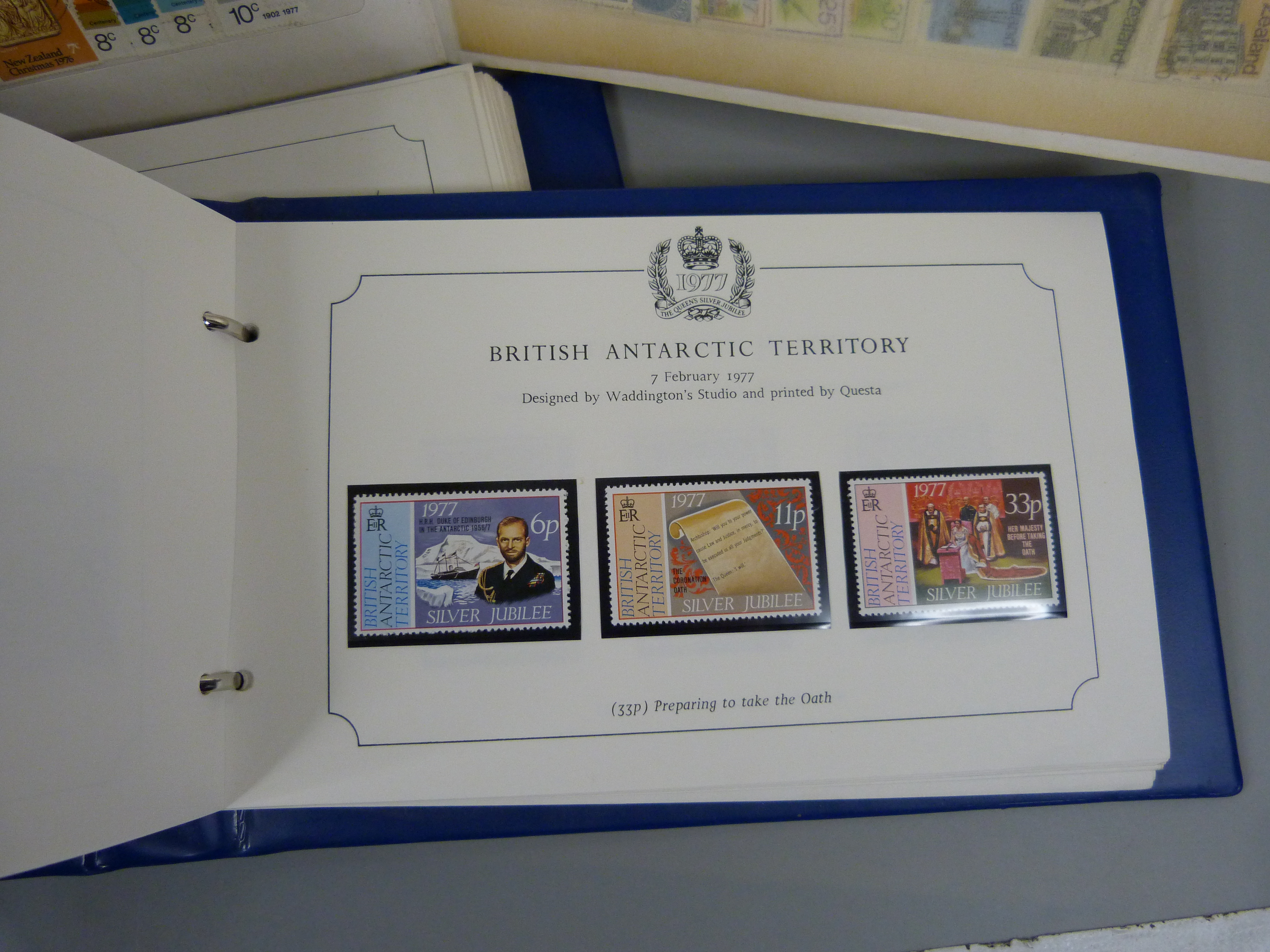 Three stamp albums, two Stanley Gibbons Silver Jubilee and an album containing New Zealand and - Bild 4 aus 7