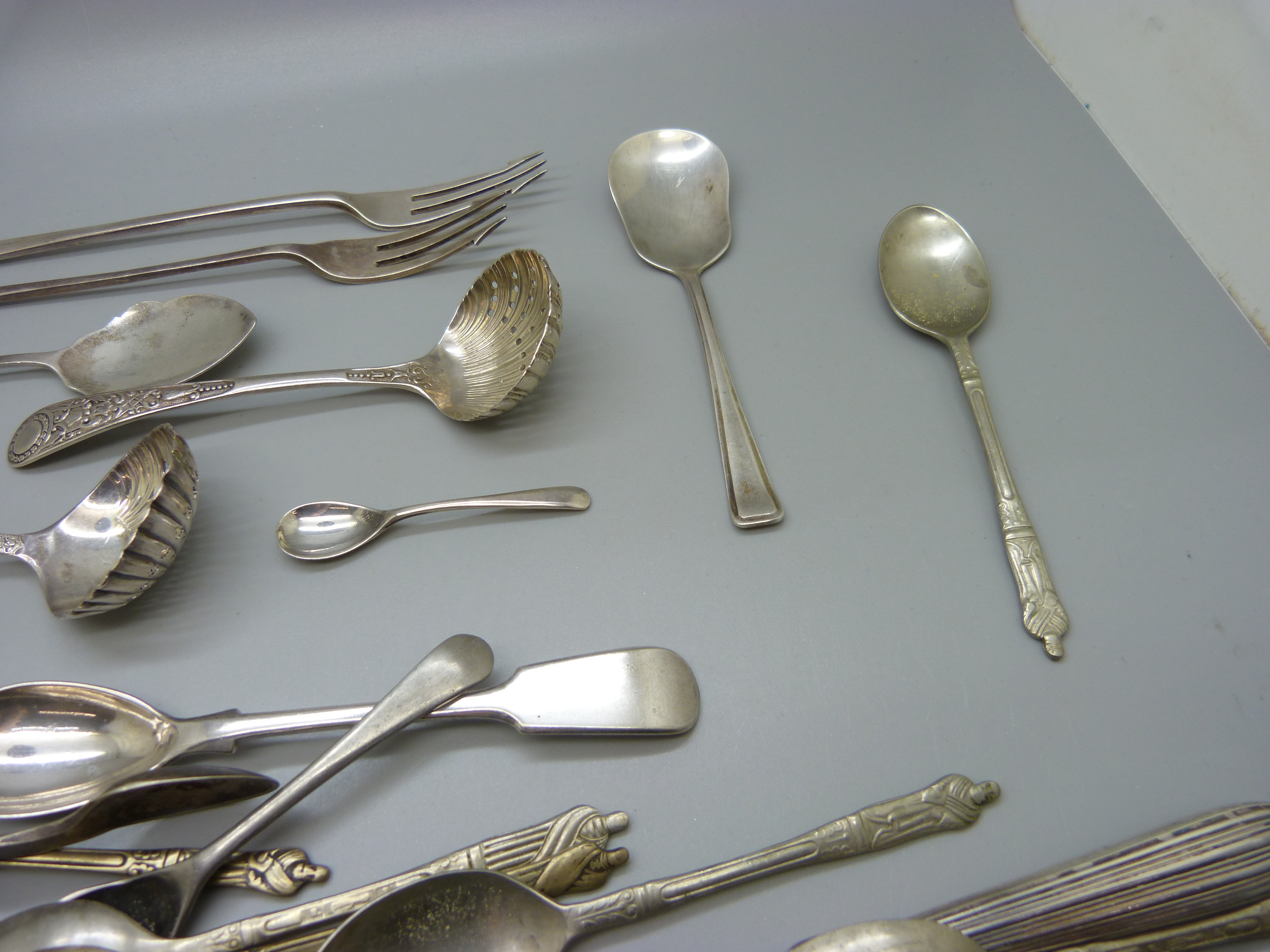 Two silver sifter spoons, two silver pickle forks, six other silver spoons and plated ware, silver - Bild 4 aus 5