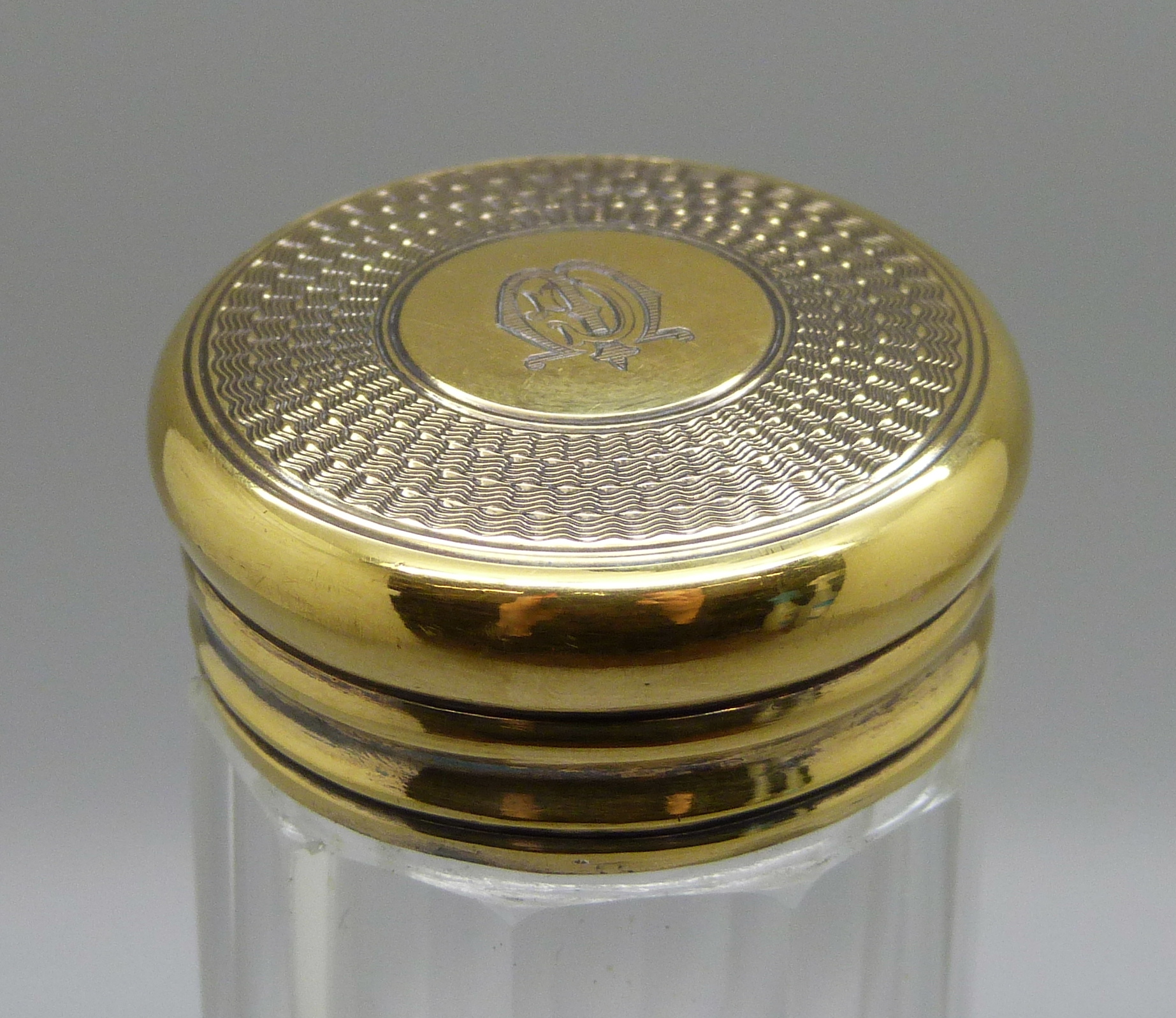 A glass bottle with a sterling silver lid hallmarked for Asprey of London, date letter for London - Bild 4 aus 8