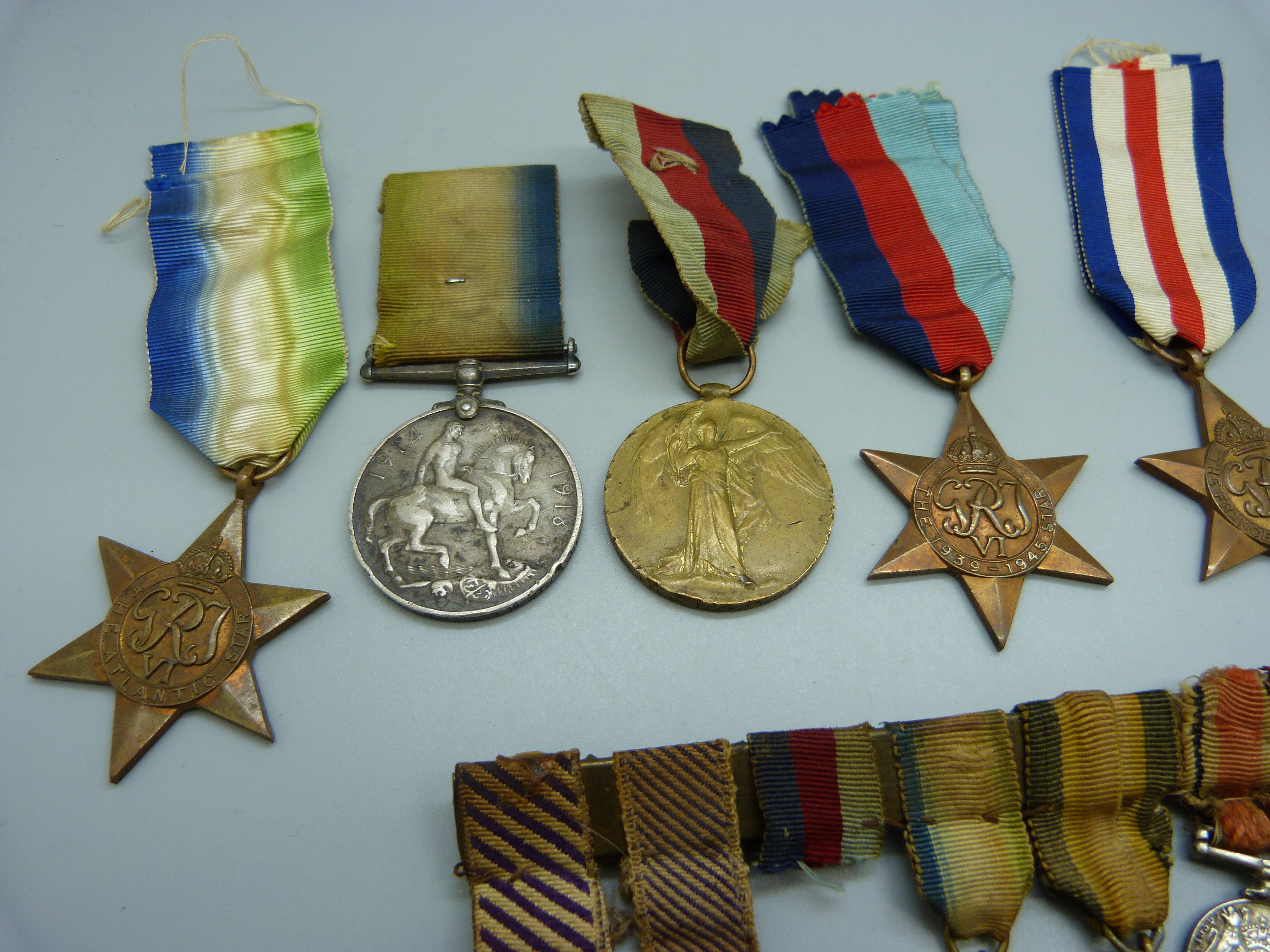 A pair of WWI medals to 7-4551 Pte. H. Lock North'd Fus., rims a/f, five WWII medals and a medal - Bild 3 aus 7