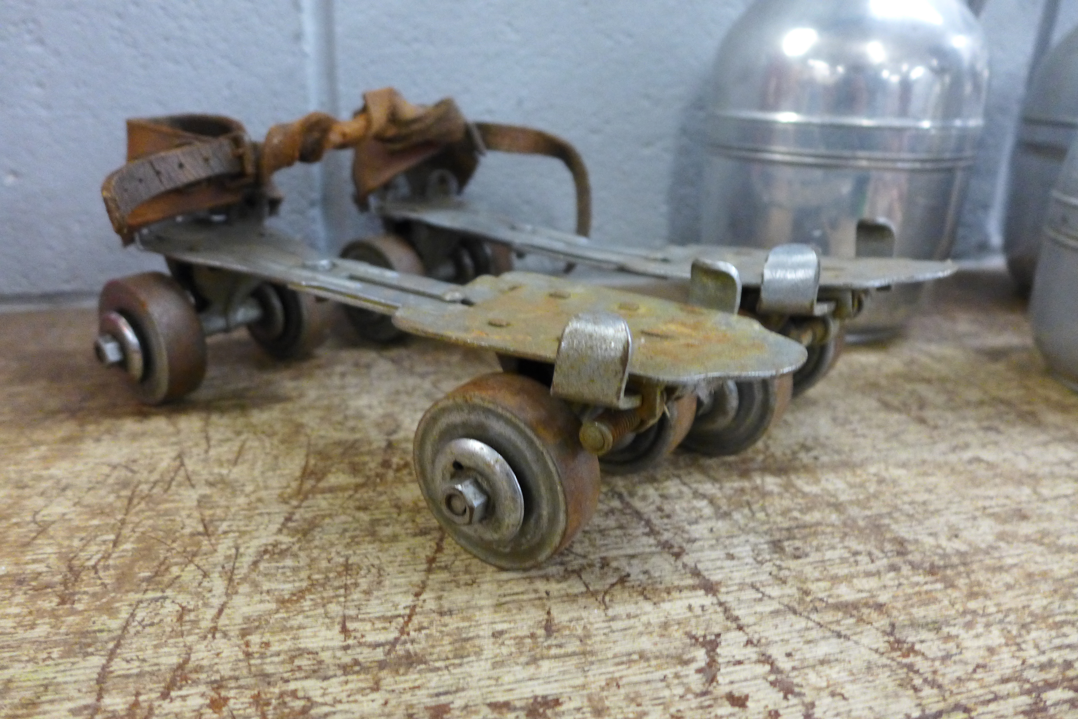 Four early Thermos flasks, one lacking stopper and a pair of early roller skates - Bild 2 aus 3