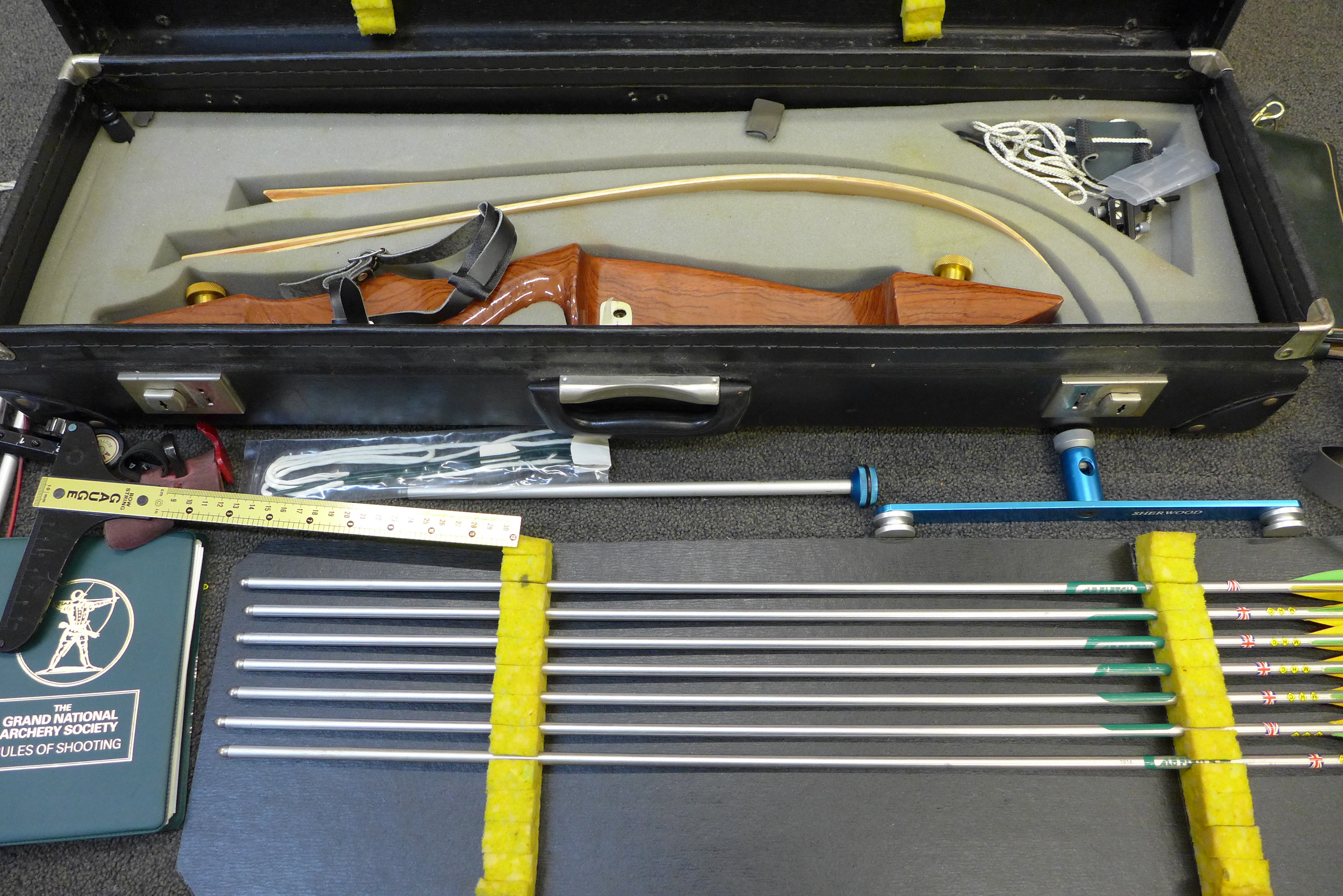 An archery bow, with fifteen arrows including eight Easton 1914, with some accessories, cased - Bild 2 aus 2