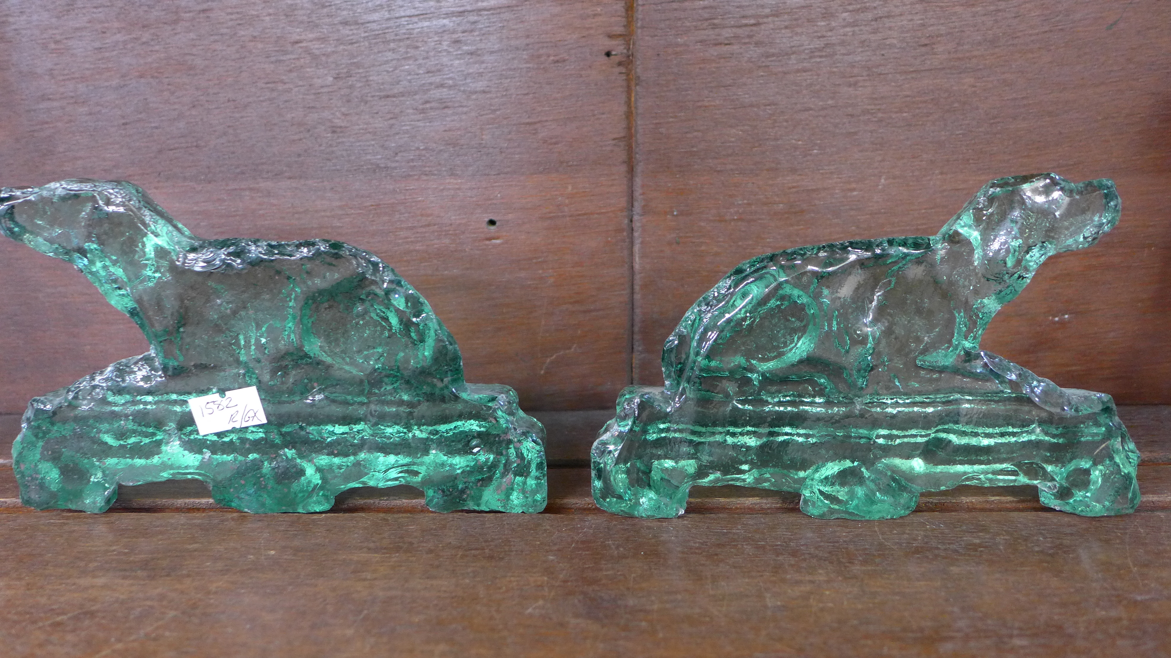 A pair of green glass dog bookends, 16.5cm, a/f - chips to base - Bild 2 aus 2