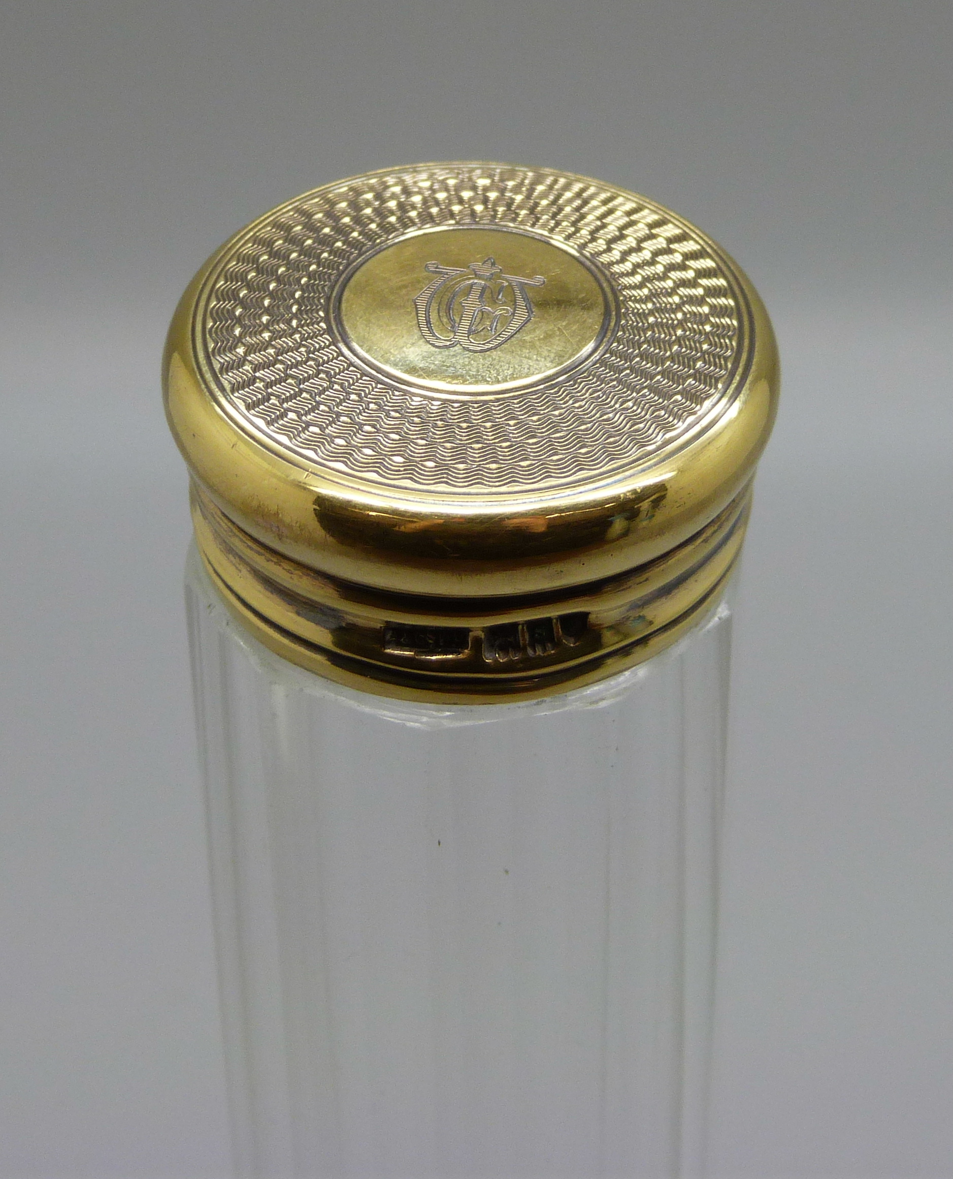 A glass bottle with a sterling silver lid hallmarked for Asprey of London, date letter for London - Bild 3 aus 8