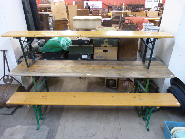 A pine Bierkeller folding trestle table and two benches - Bild 2 aus 2