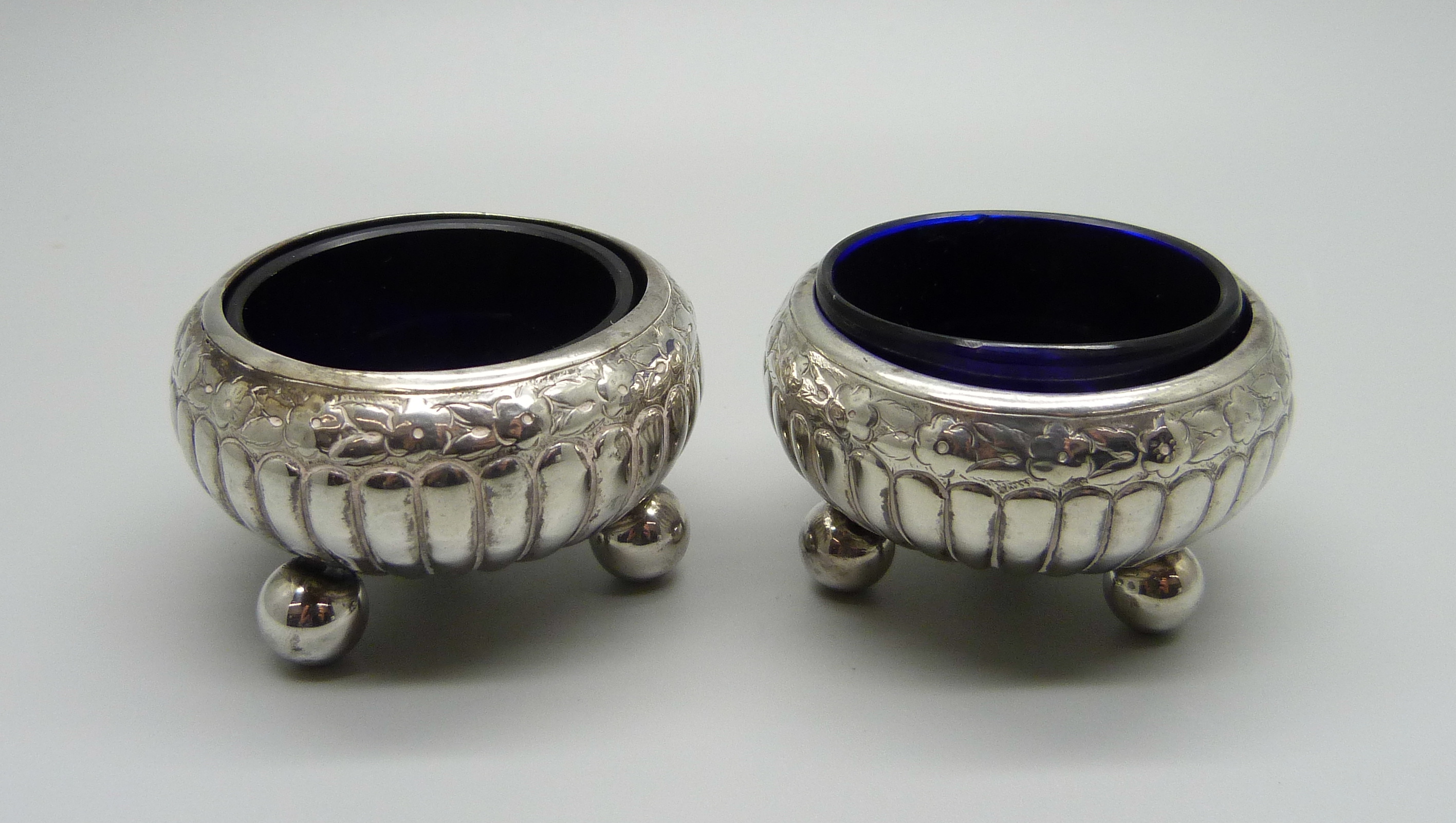 A pair of Victorian silver salts with liners, Birmingham 1886, 38g