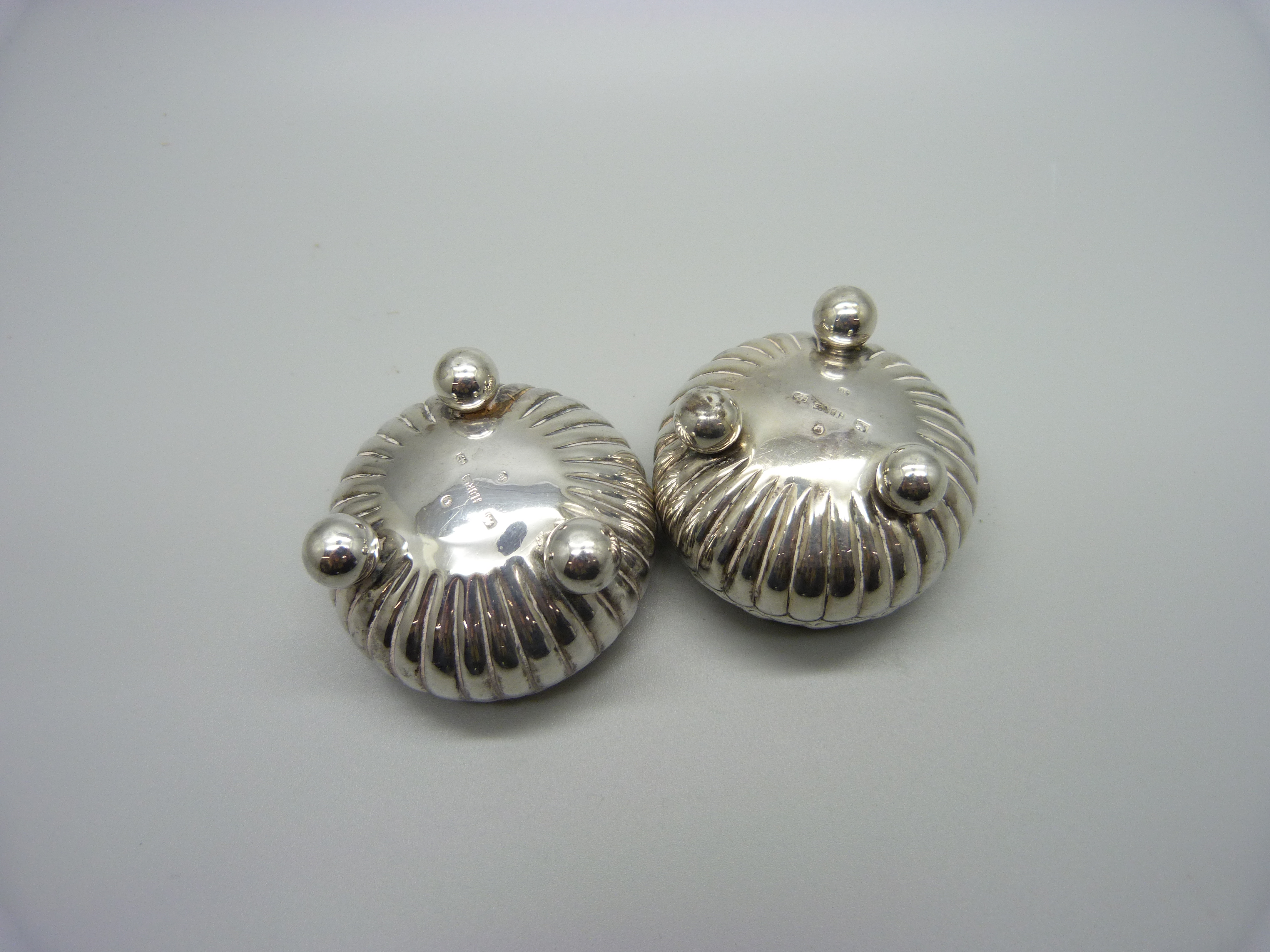 A pair of Victorian silver salts with liners, Birmingham 1886, 38g - Image 4 of 4