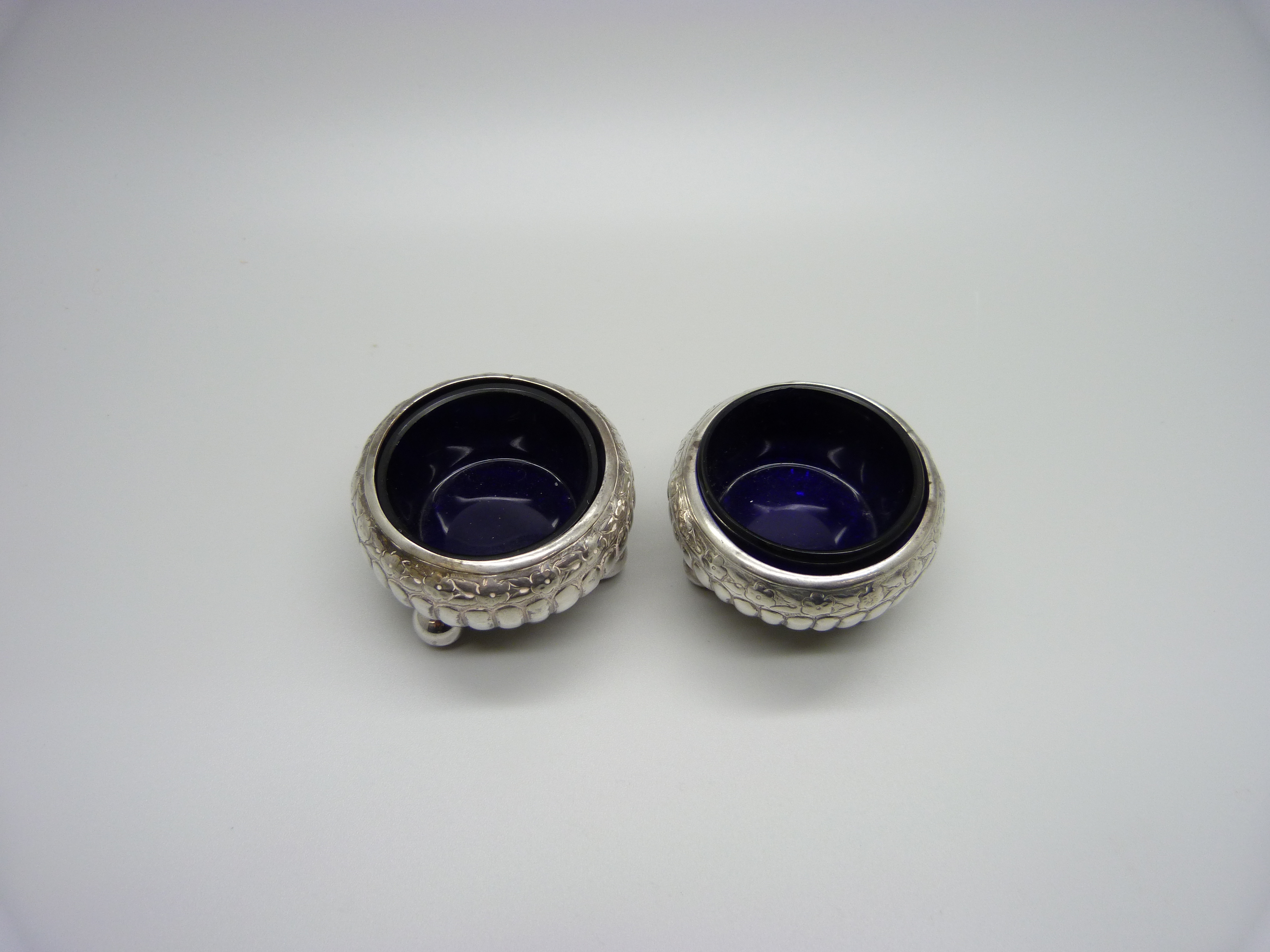 A pair of Victorian silver salts with liners, Birmingham 1886, 38g - Image 2 of 4