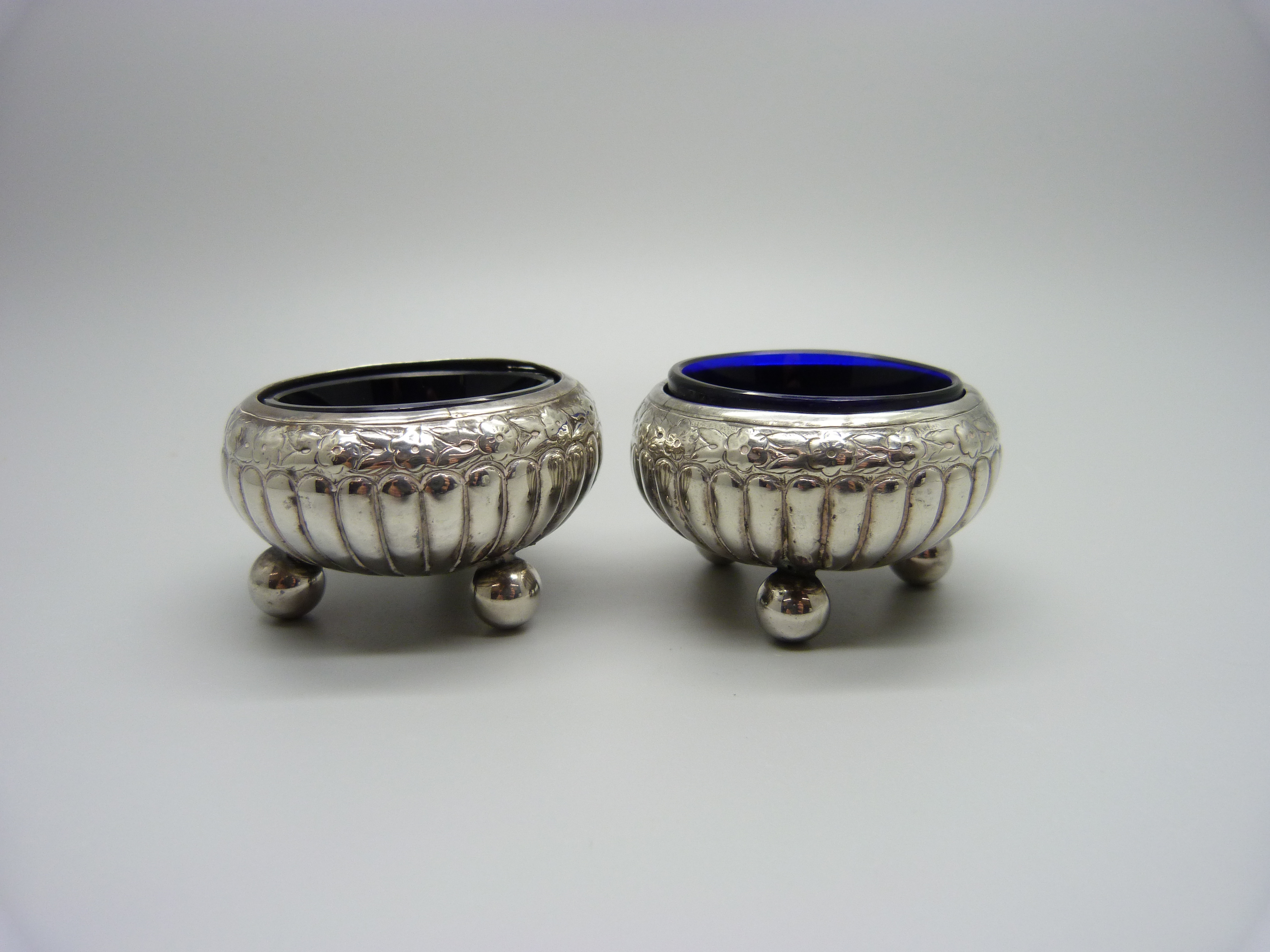 A pair of Victorian silver salts with liners, Birmingham 1886, 38g - Image 3 of 4
