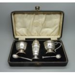 A three piece silver cruet set including two spoons in fitted case, Birmingham 1947, 103g