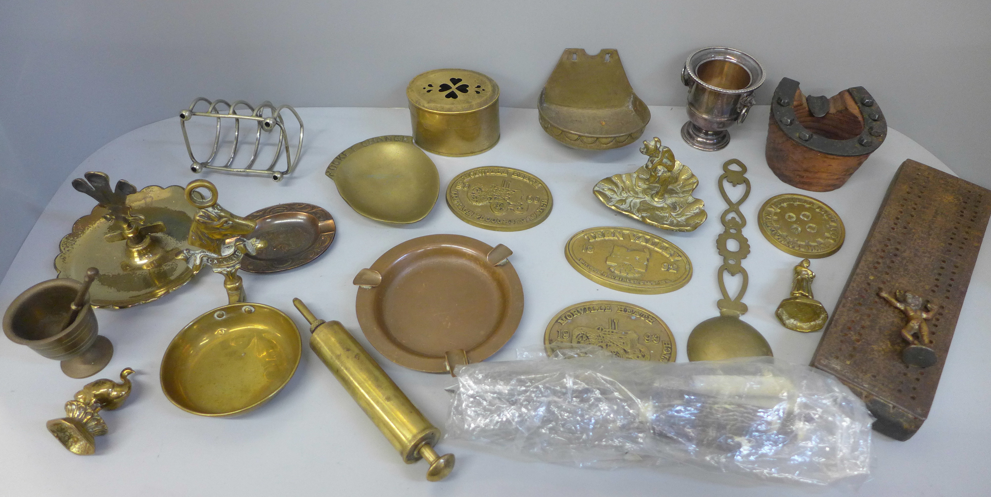 A collection of metalware including brass and a wooden cribbage board