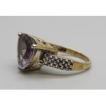 A silver gilt trilliant cut amethyst ring, L