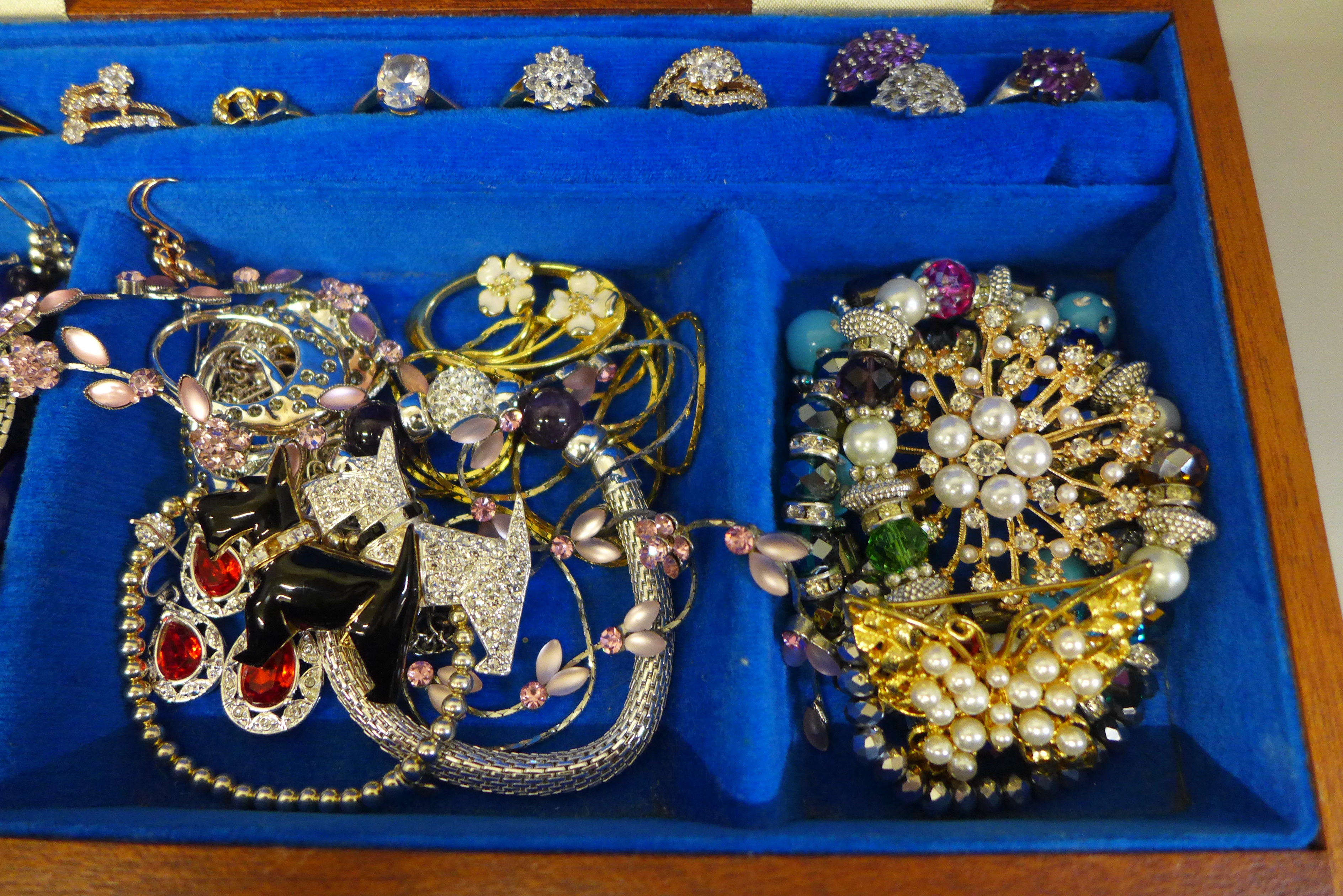 A wooden box containing costume jewellery - Image 2 of 3