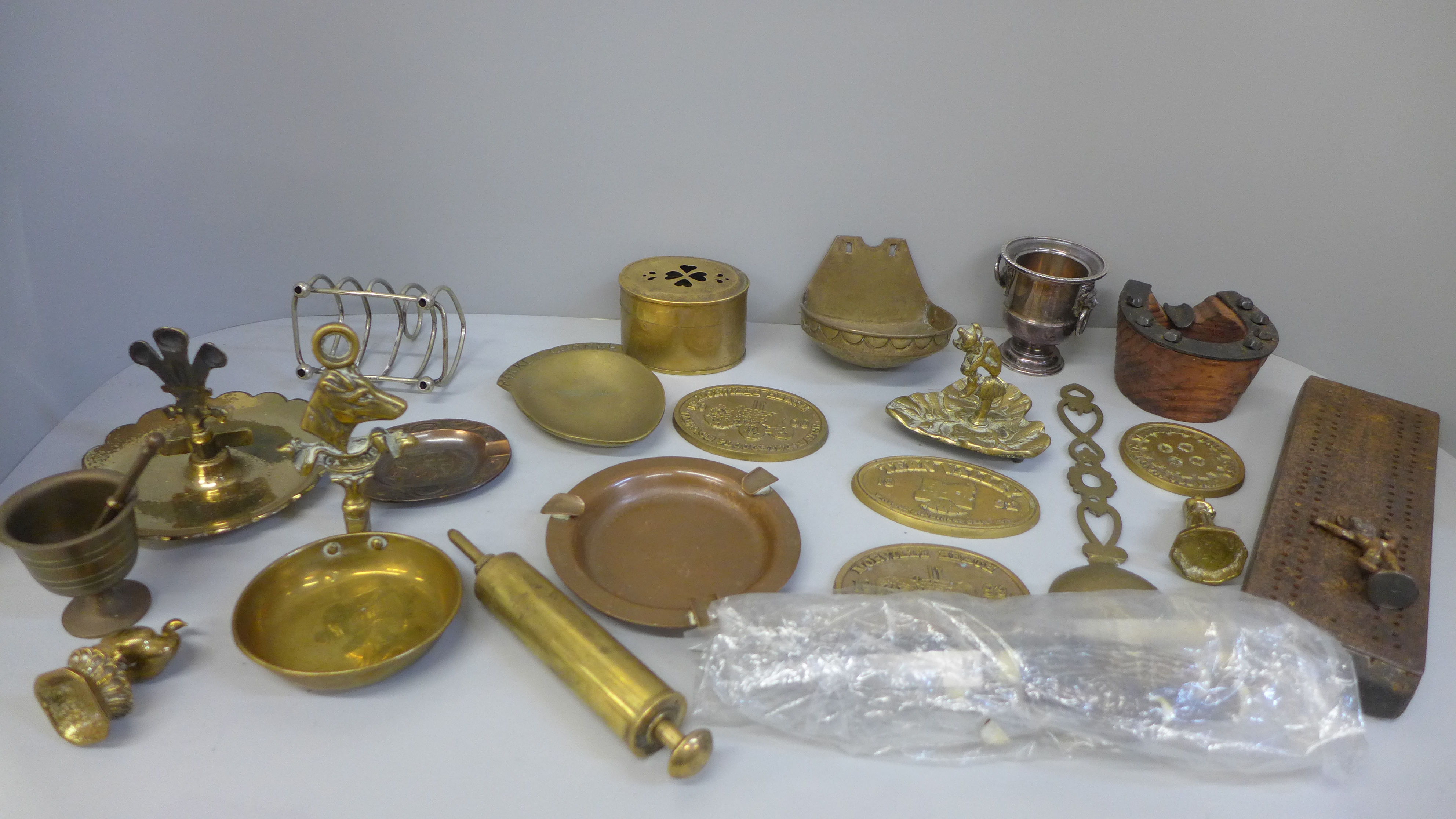 A collection of metalware including brass and a wooden cribbage board - Image 2 of 2