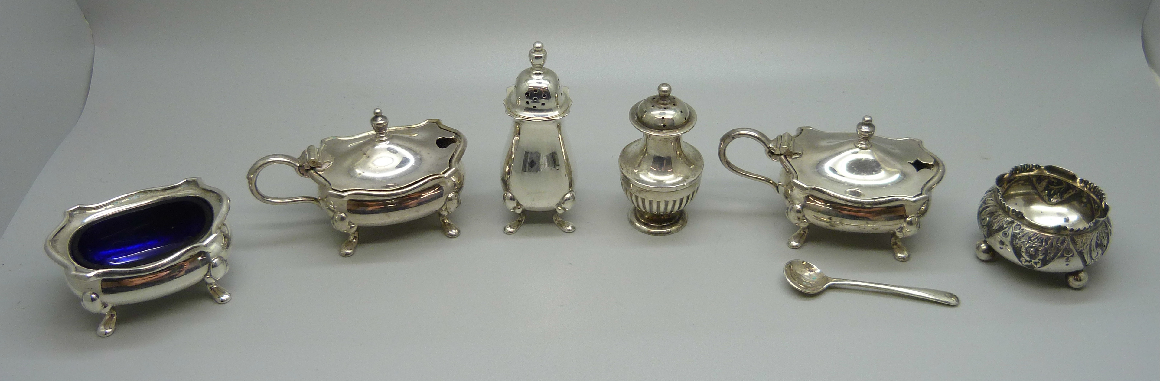 Two silver pepperettes and a silver salt, 81g, two plated mustards and a plated salt