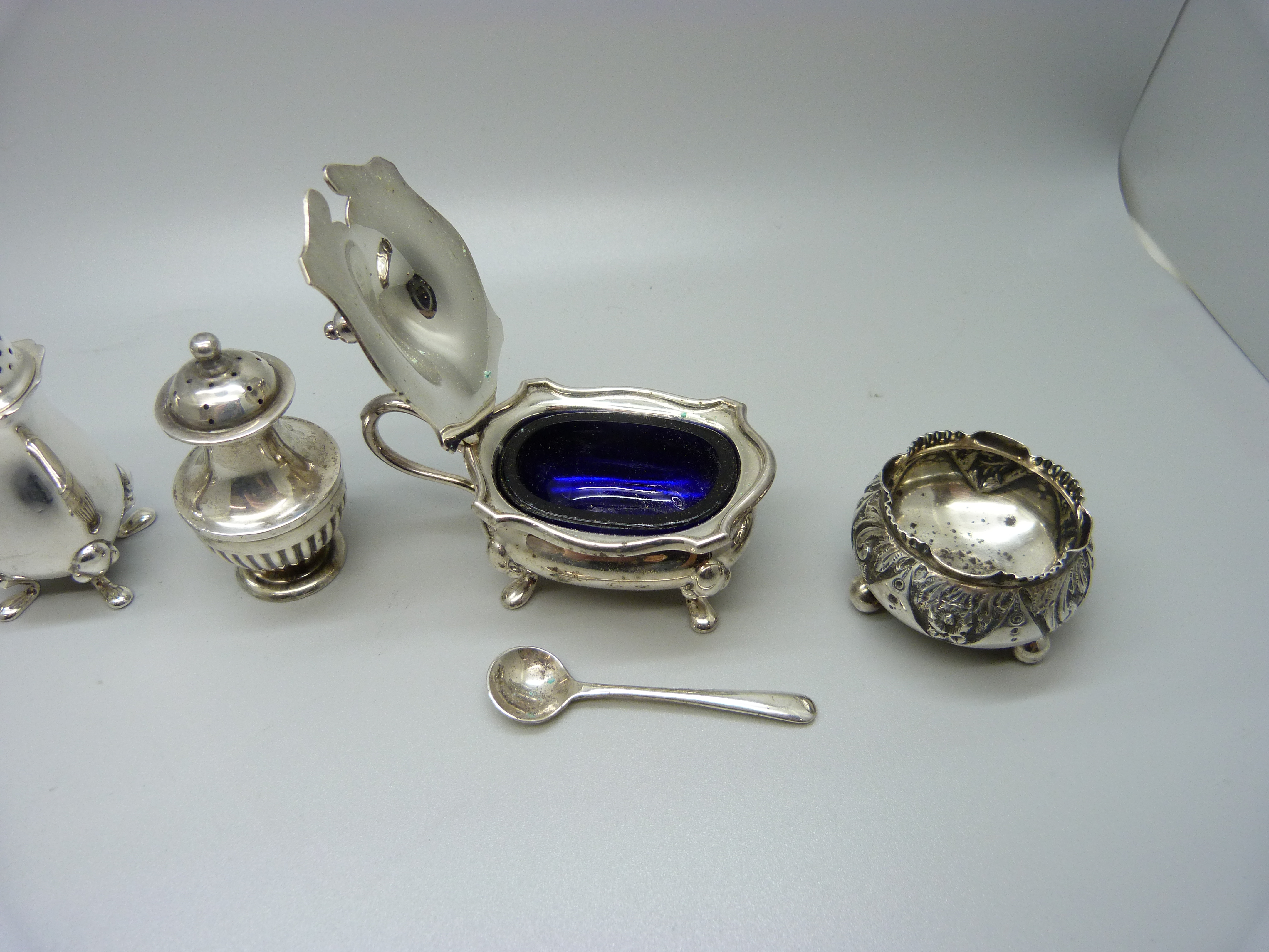 Two silver pepperettes and a silver salt, 81g, two plated mustards and a plated salt - Image 2 of 3