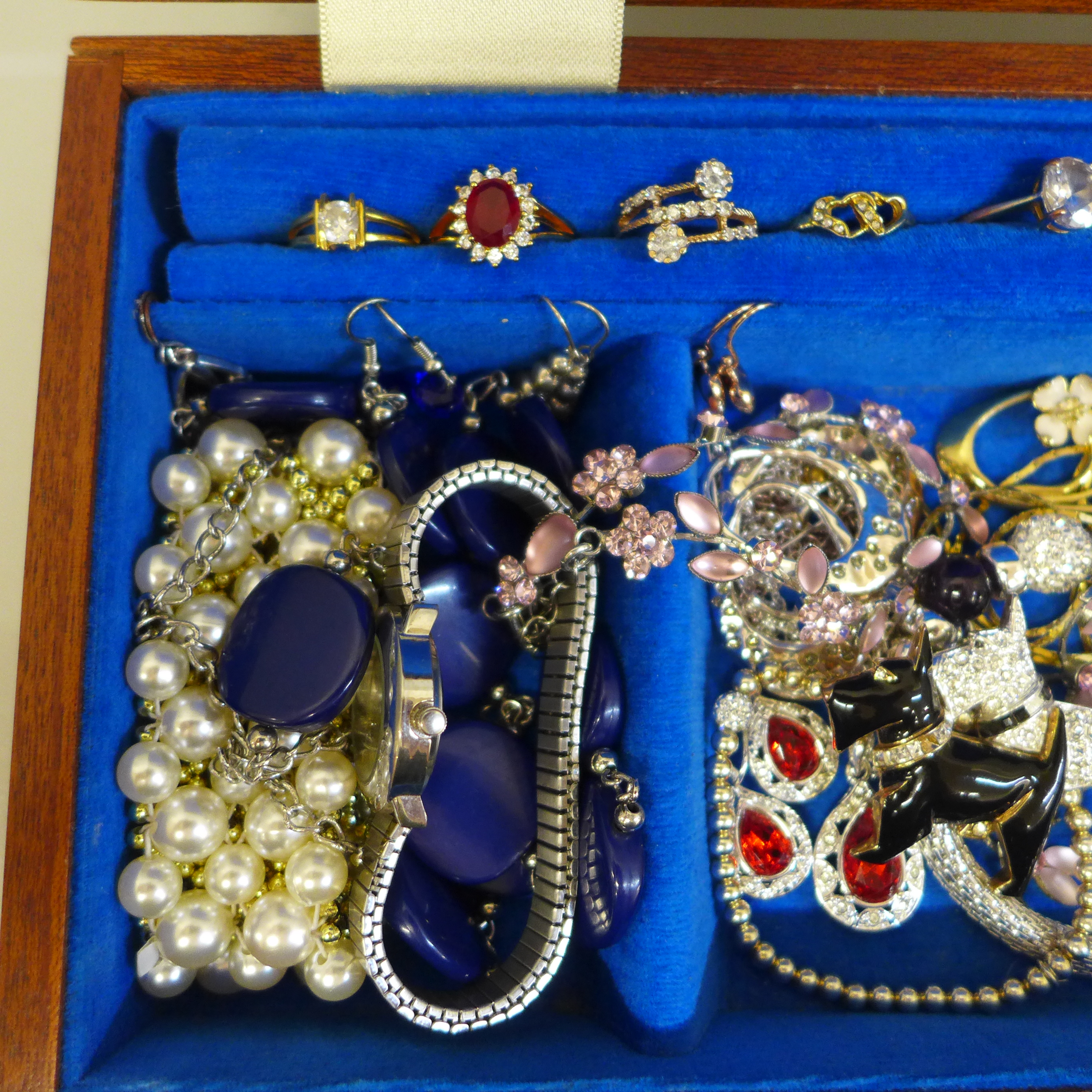 A wooden box containing costume jewellery - Image 3 of 3