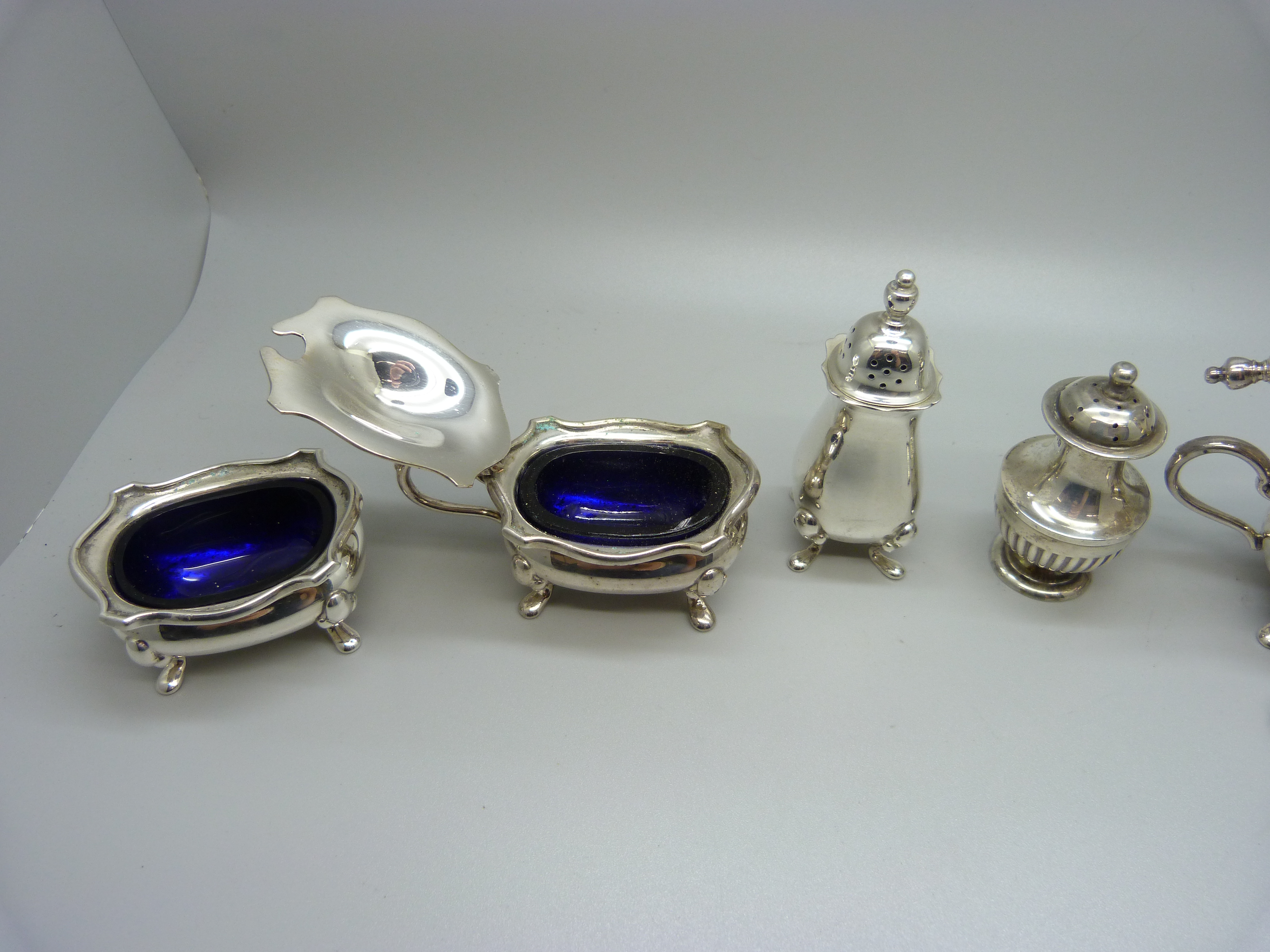 Two silver pepperettes and a silver salt, 81g, two plated mustards and a plated salt - Image 3 of 3