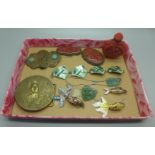A collection of oriental jewellery including three enamelled articulated fish, carved jade pendants,