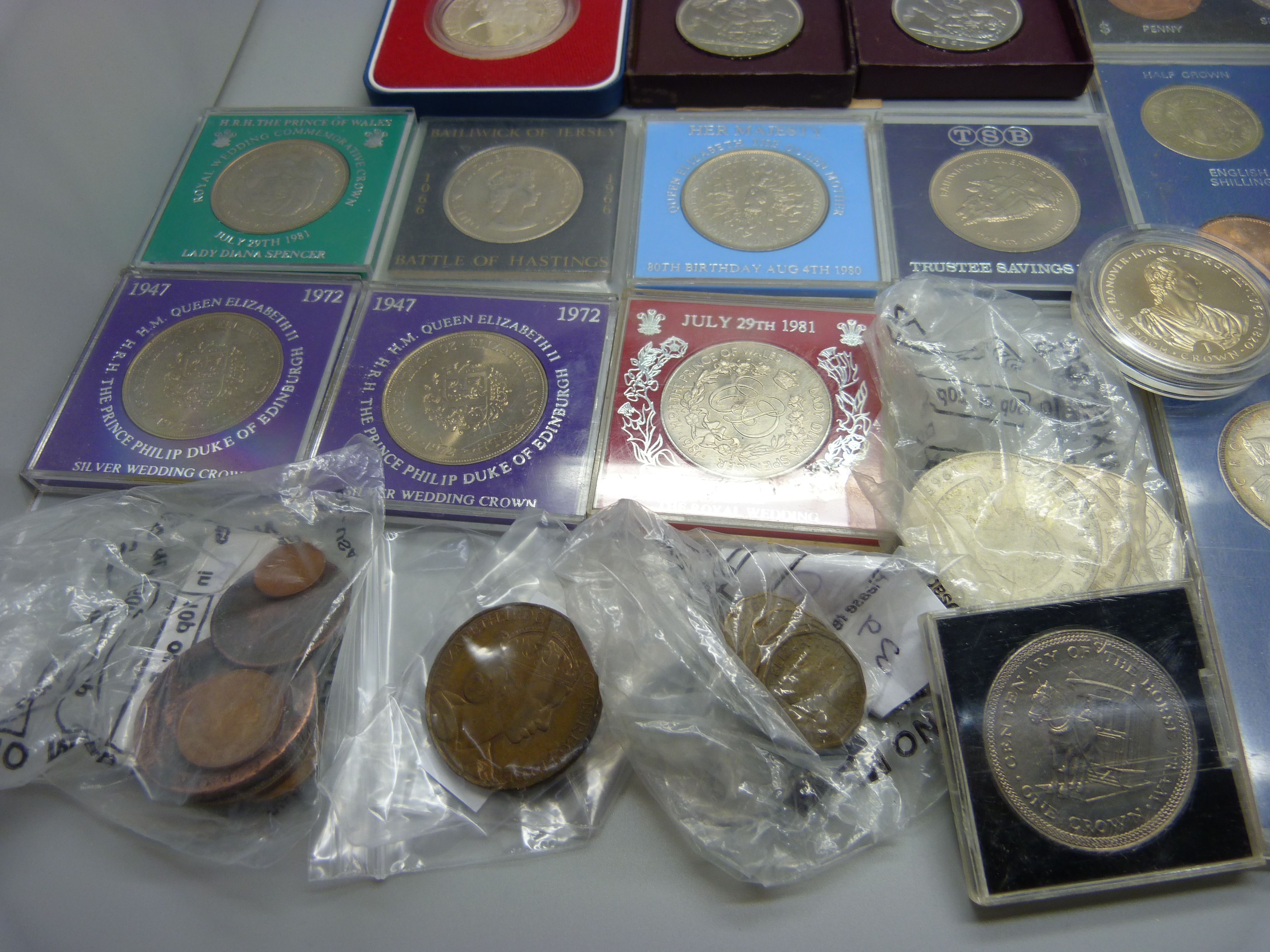 A collection of British coins and commemorative crowns - Image 3 of 5