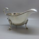 An Irish silver sauce boat, Dublin 1909, 154g