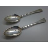 A pair of George IV silver spoons, London 1821, 135g